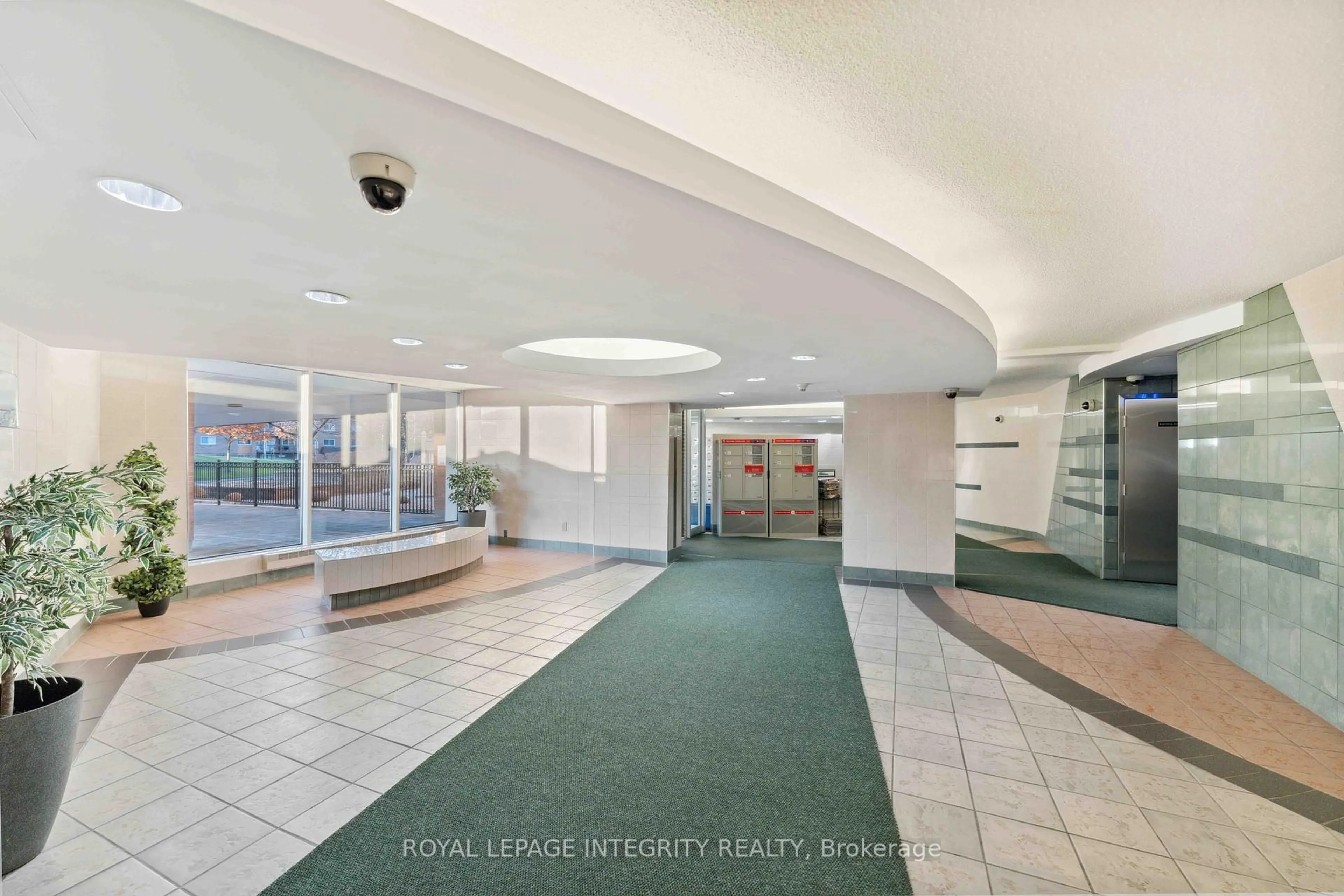 Indoor foyer for 2000 Jasmine Cres #408, Ottawa Ontario K1J 8K4