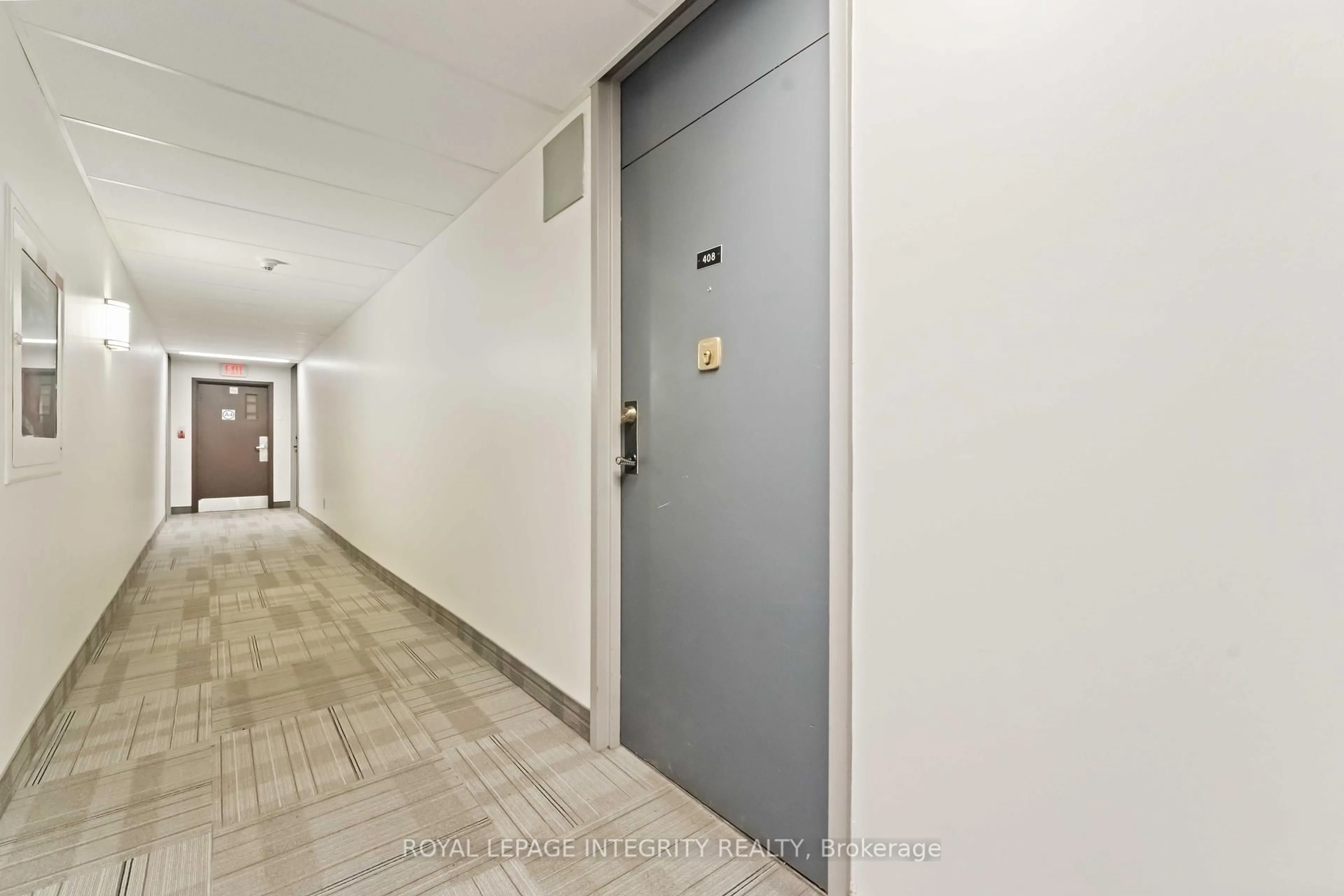Indoor foyer for 2000 Jasmine Cres #408, Ottawa Ontario K1J 8K4