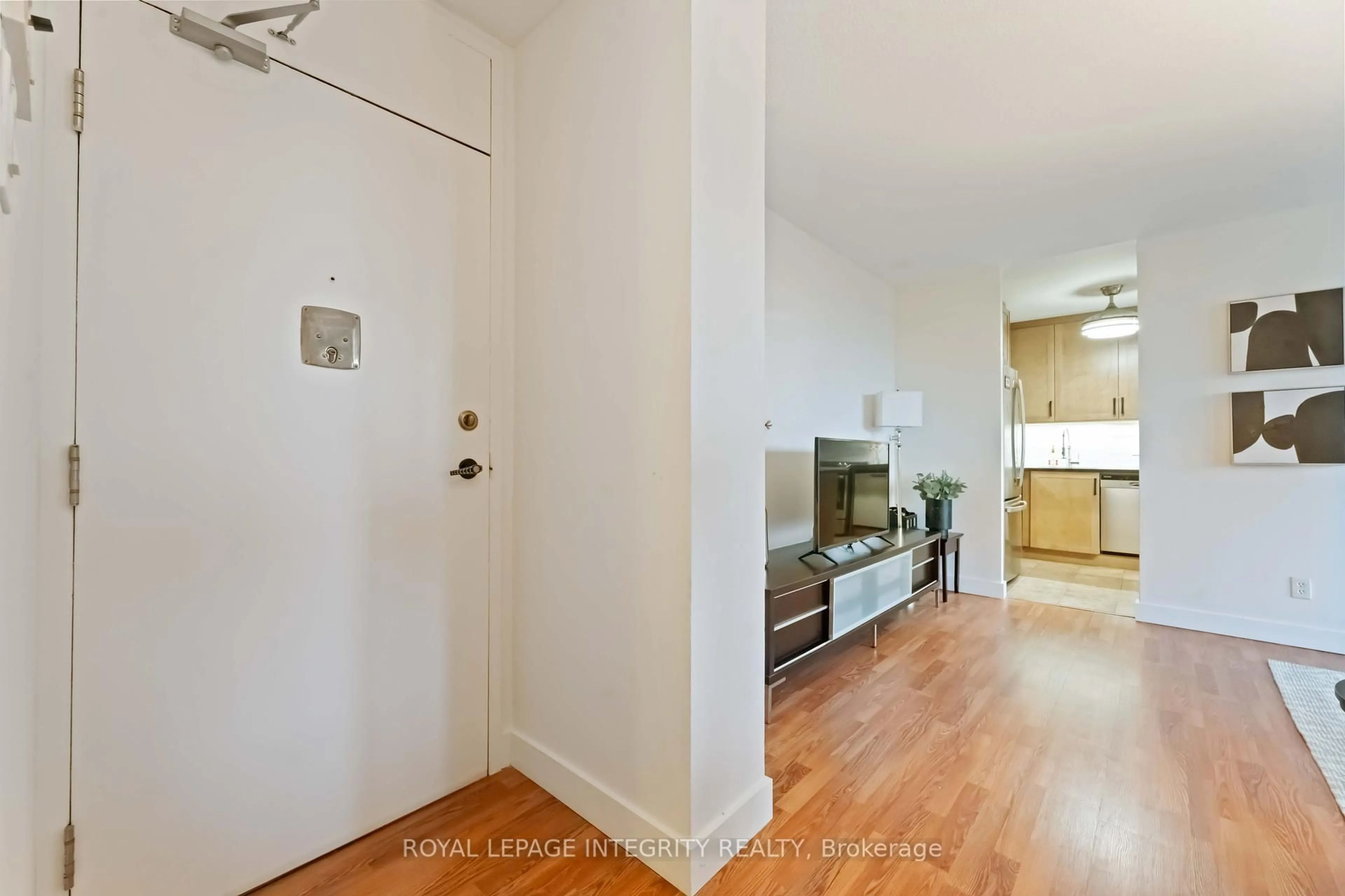 Indoor entryway for 2000 Jasmine Cres #408, Ottawa Ontario K1J 8K4