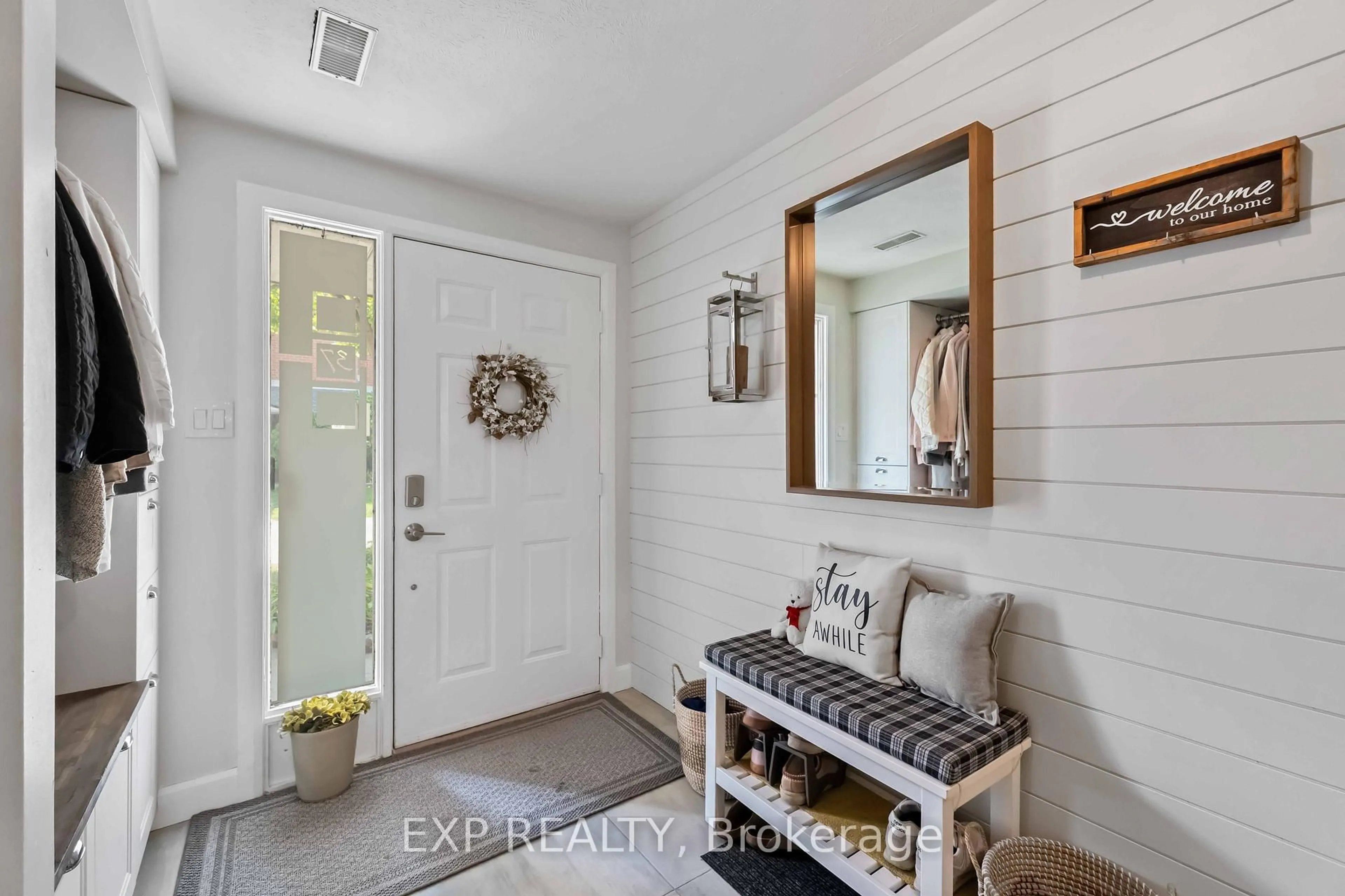 Indoor entryway for 72 Stone Church Rd #37, Hamilton Ontario L9B 2H6