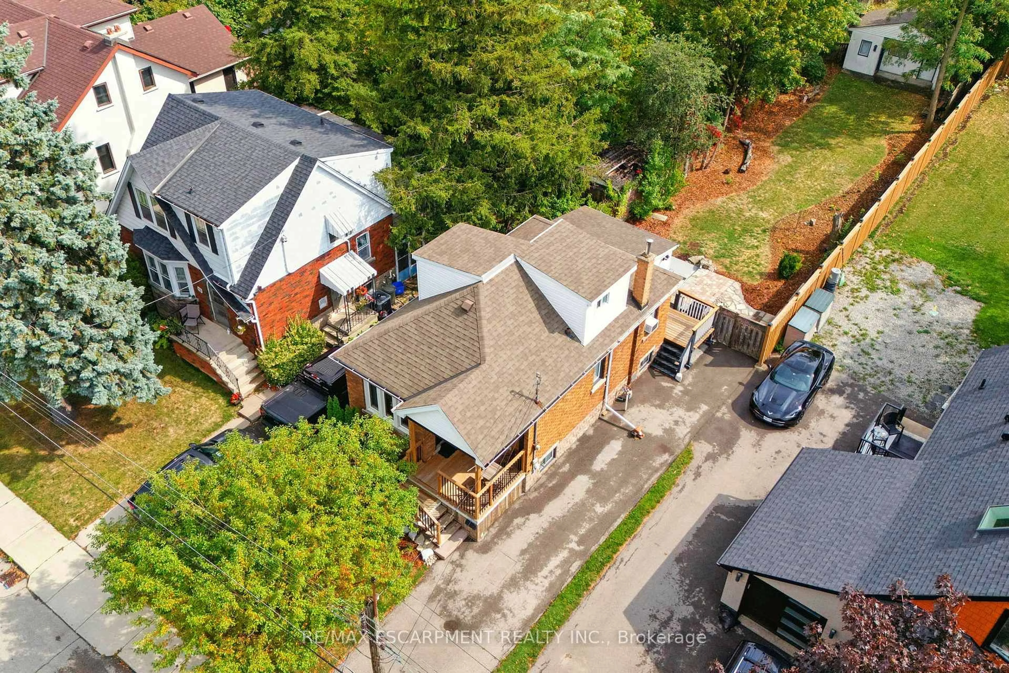 A pic from outside/outdoor area/front of a property/back of a property/a pic from drone, street for 57 Highcliffe Ave, Hamilton Ontario L9A 3L3