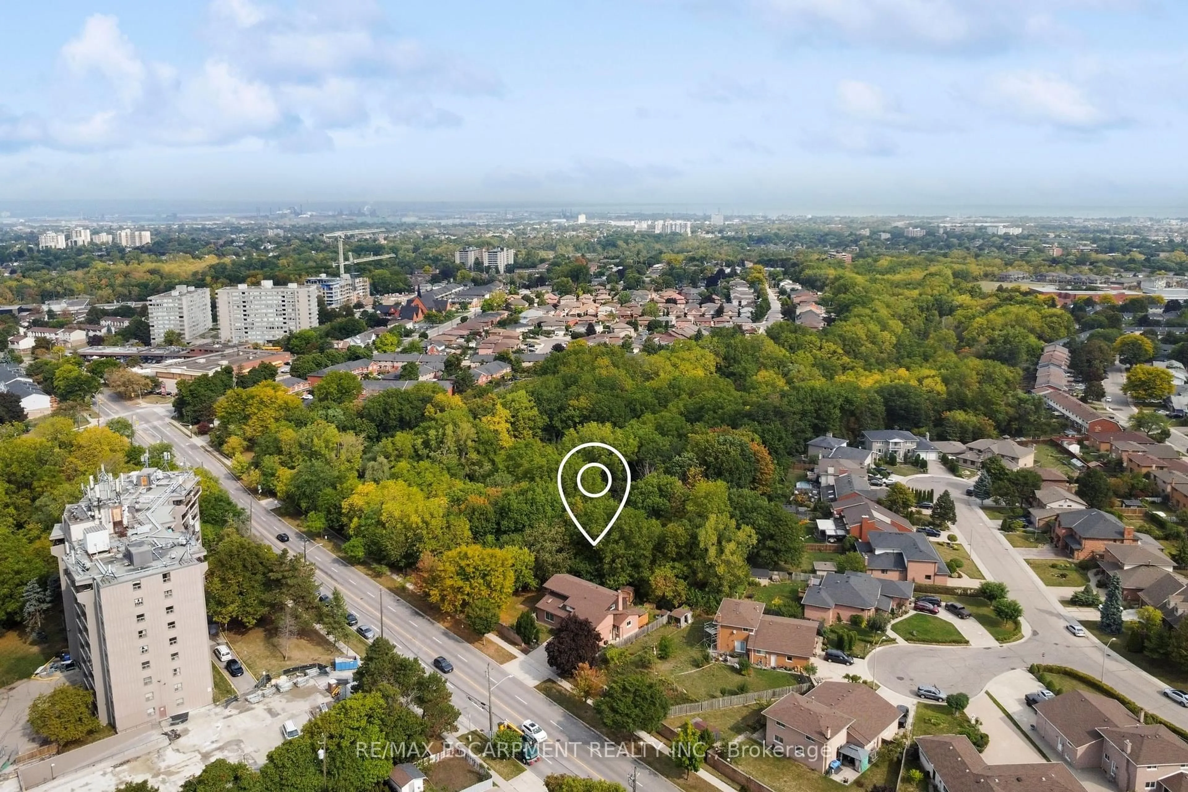 A pic from outside/outdoor area/front of a property/back of a property/a pic from drone, street for 425 Greenhill Ave, Hamilton Ontario L8K 6P5