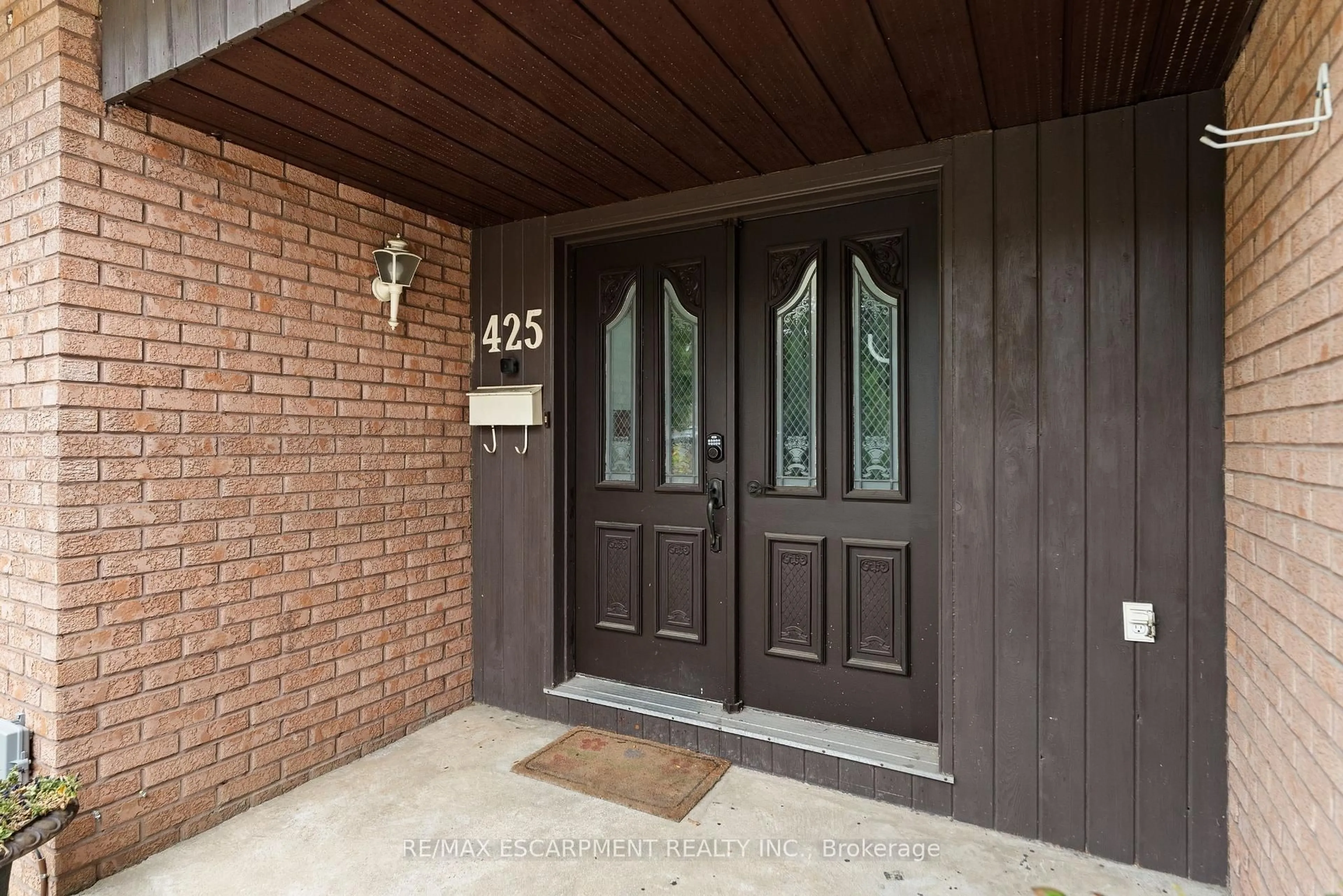 Indoor entryway for 425 Greenhill Ave, Hamilton Ontario L8K 6P5
