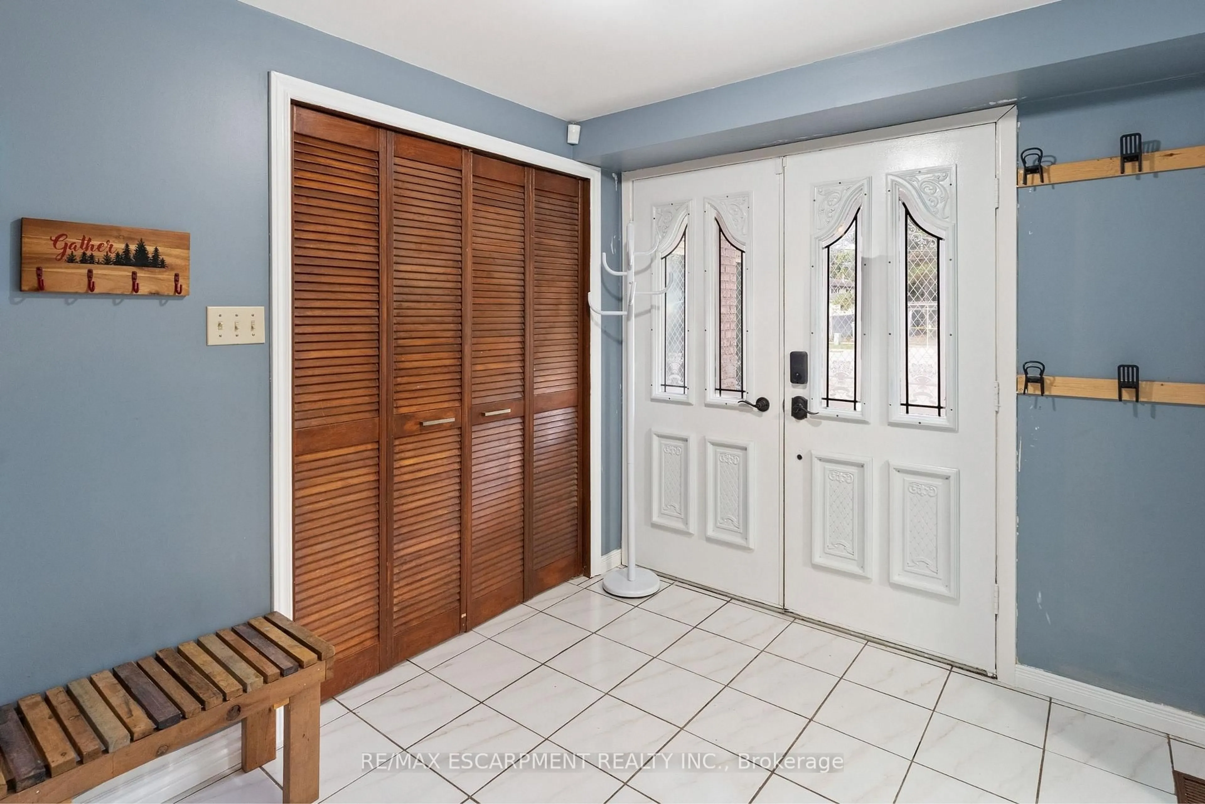 Indoor entryway for 425 Greenhill Ave, Hamilton Ontario L8K 6P5
