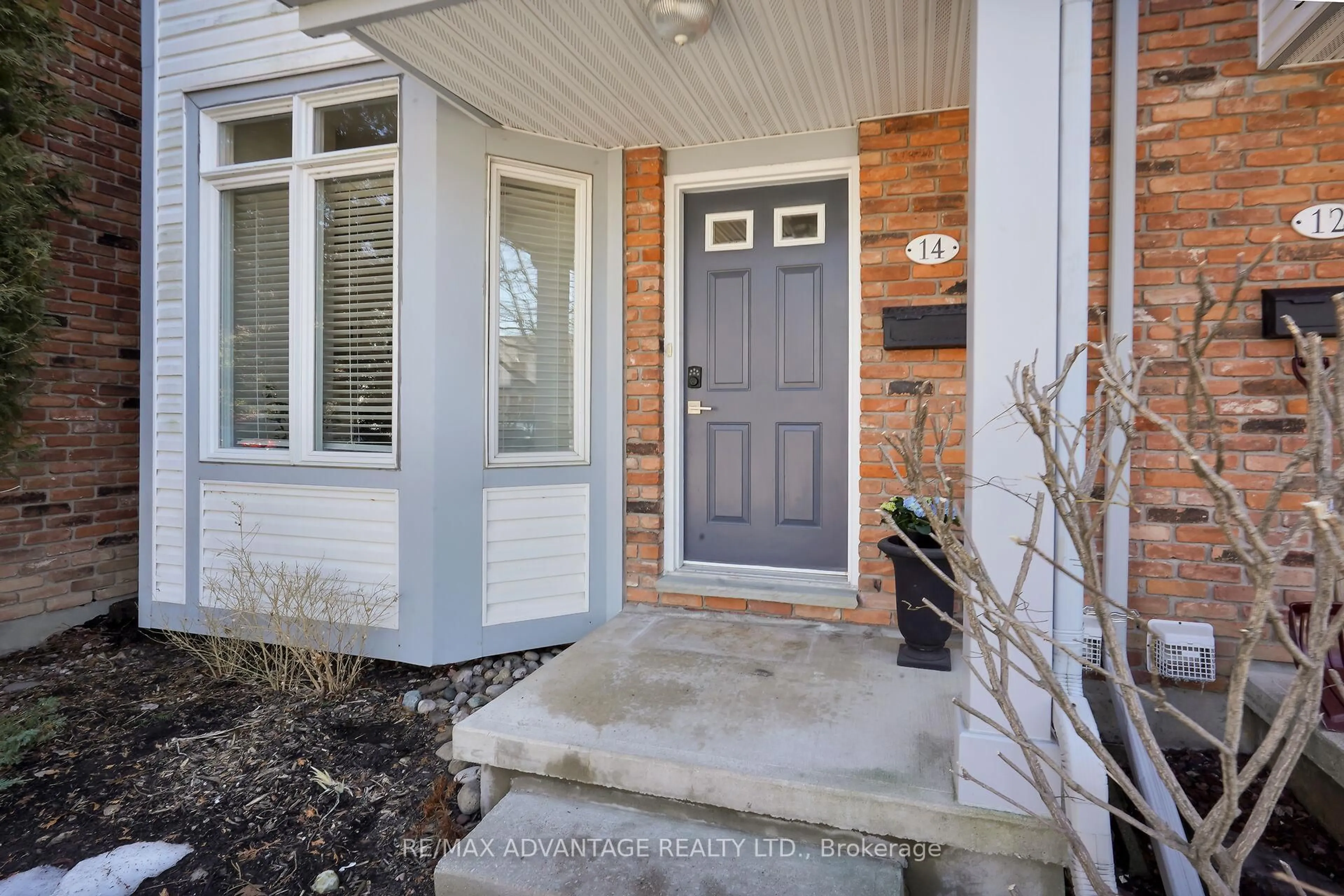 Indoor entryway for 1415 Commissioners Rd #14, London South Ontario N6K 1E2