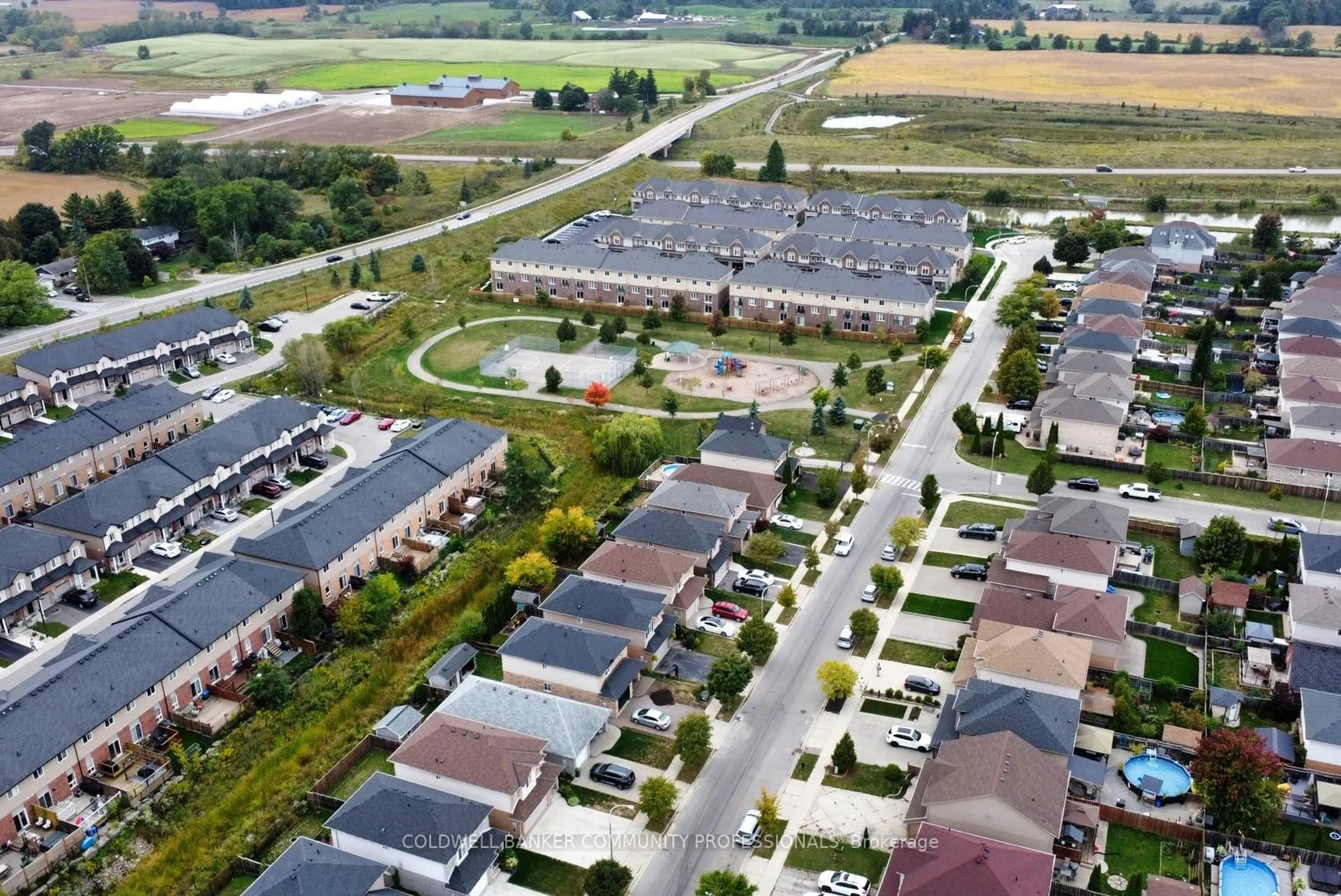 A pic from outside/outdoor area/front of a property/back of a property/a pic from drone, street for 159 Thames Way, Hamilton Ontario L0R 1W0