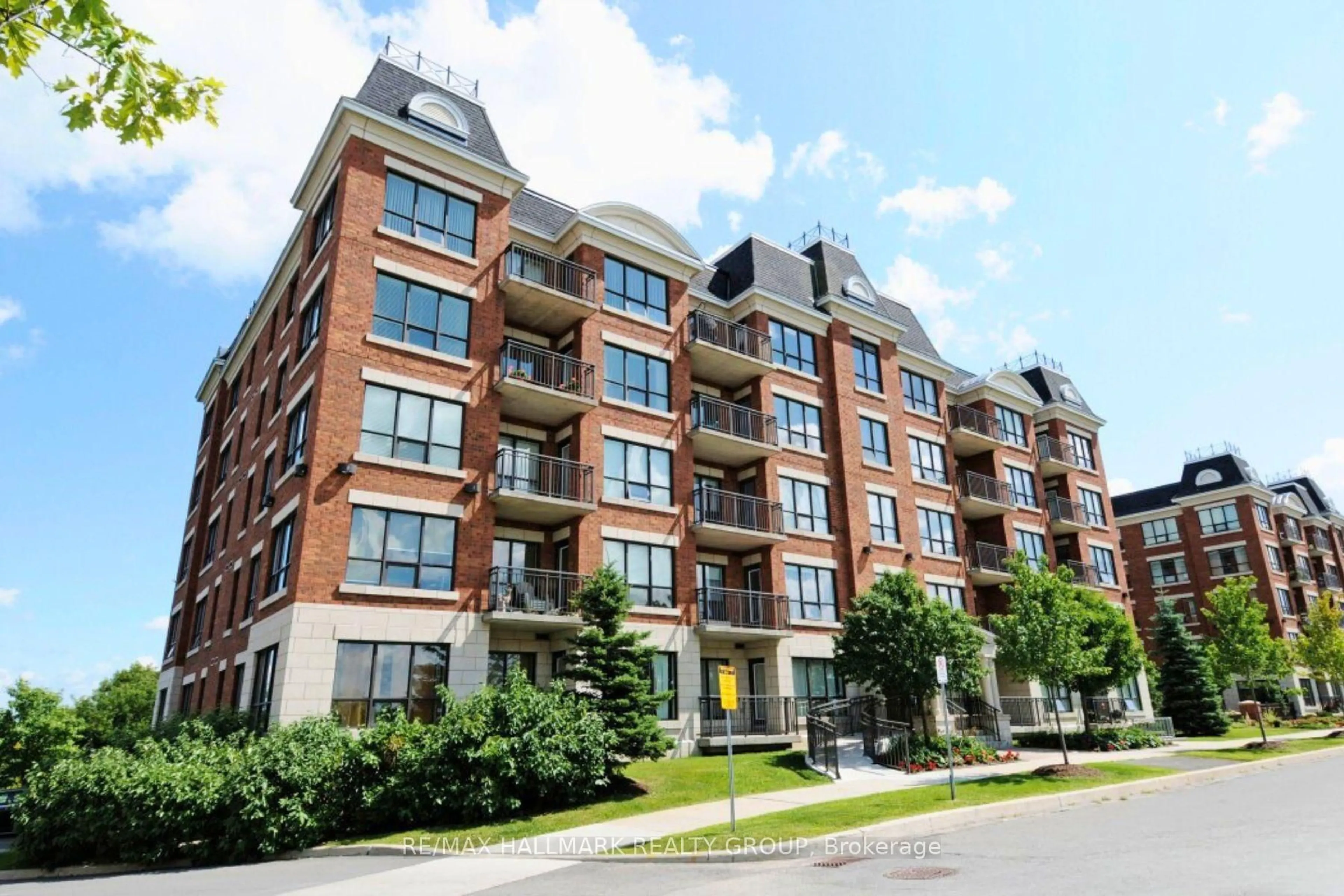 Home with brick exterior material, building for 905 BEAUPARC Private #320, Ottawa Ontario K1G 4K1