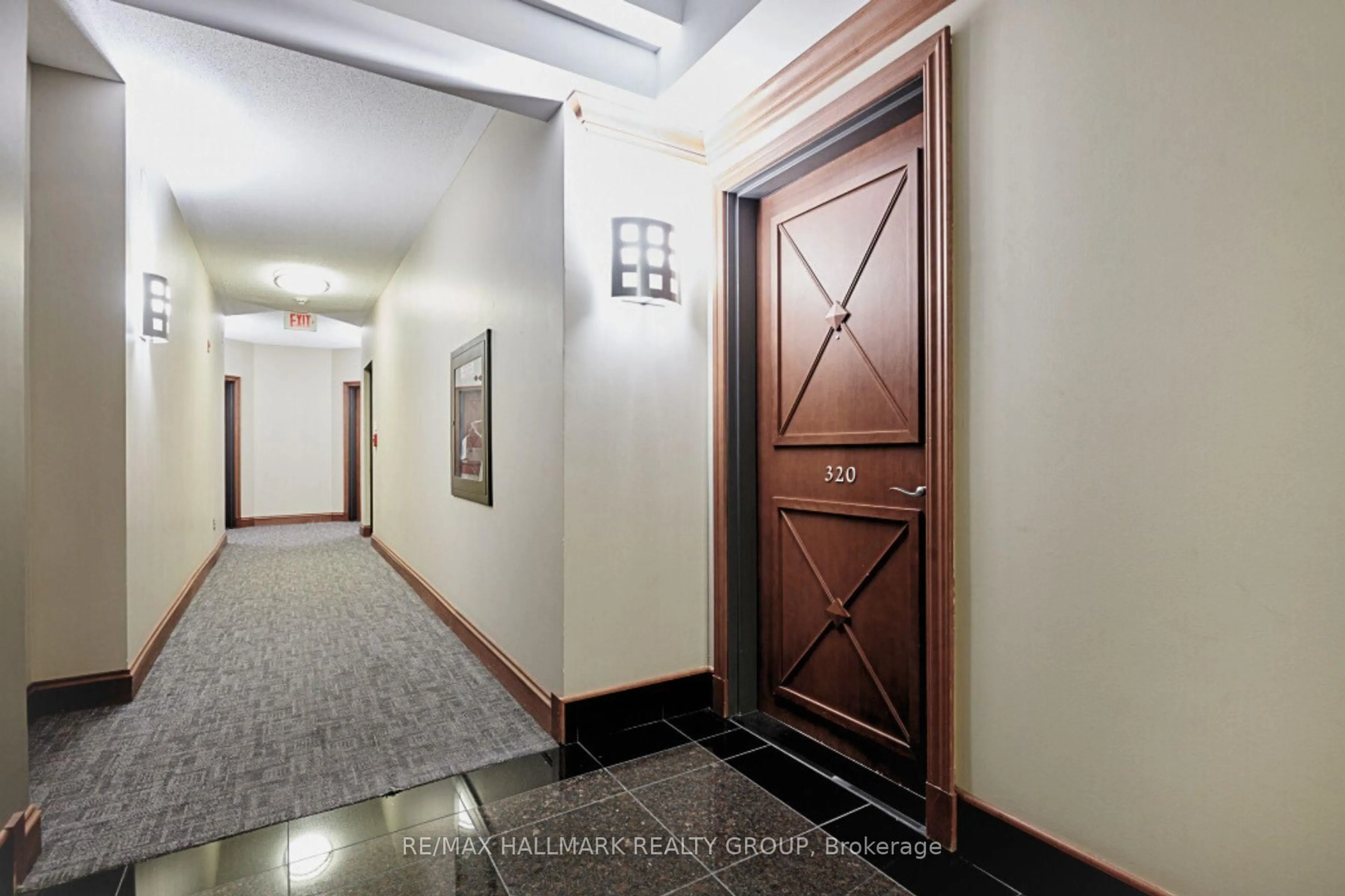 Indoor foyer for 905 BEAUPARC Private #320, Ottawa Ontario K1G 4K1