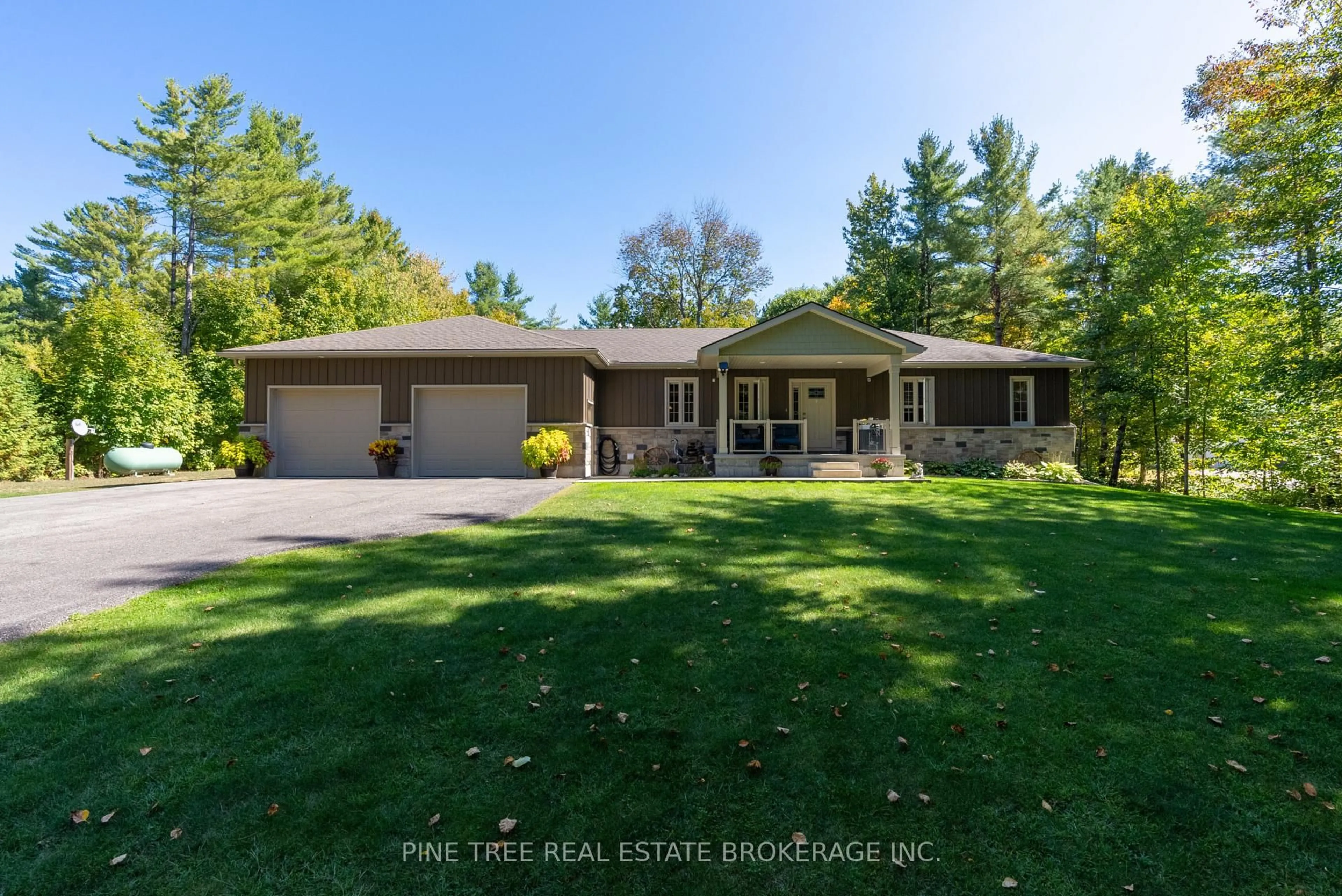 A pic from outside/outdoor area/front of a property/back of a property/a pic from drone, water/lake/river/ocean view for 1025 TOWER Cres, Gravenhurst Ontario P0E 1G0