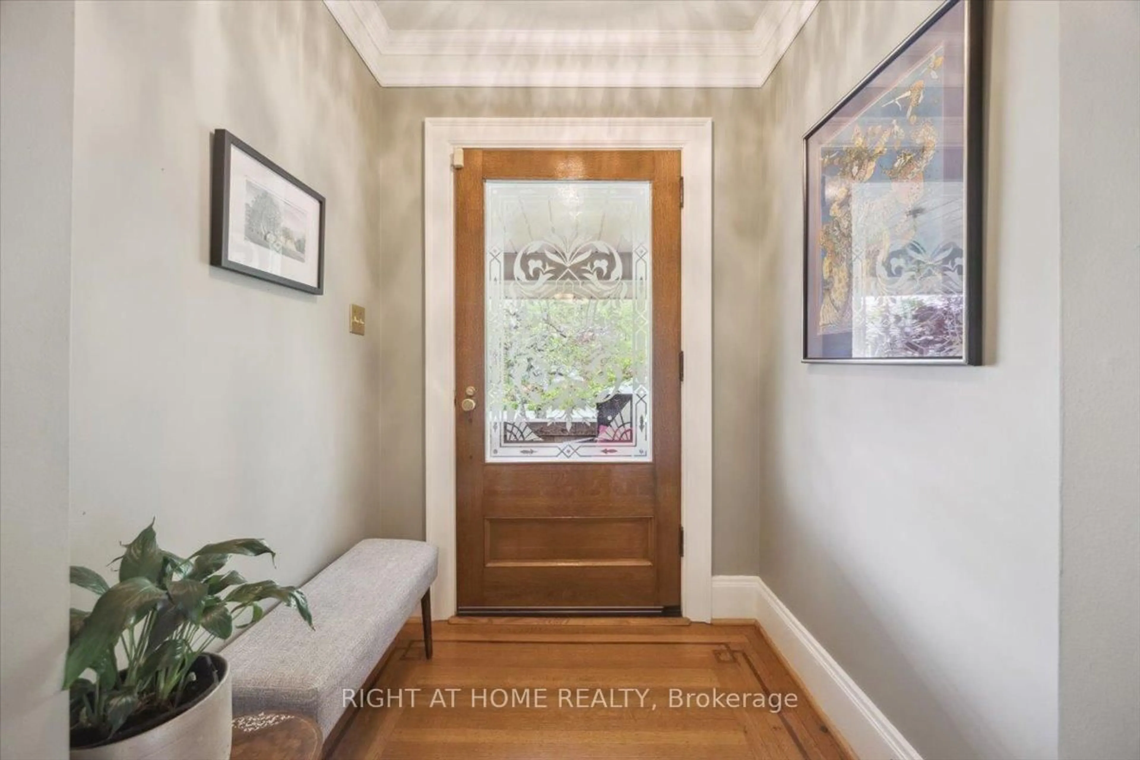 Indoor entryway for 16 Nelles Blvd, Grimsby Ontario L3M 3R1