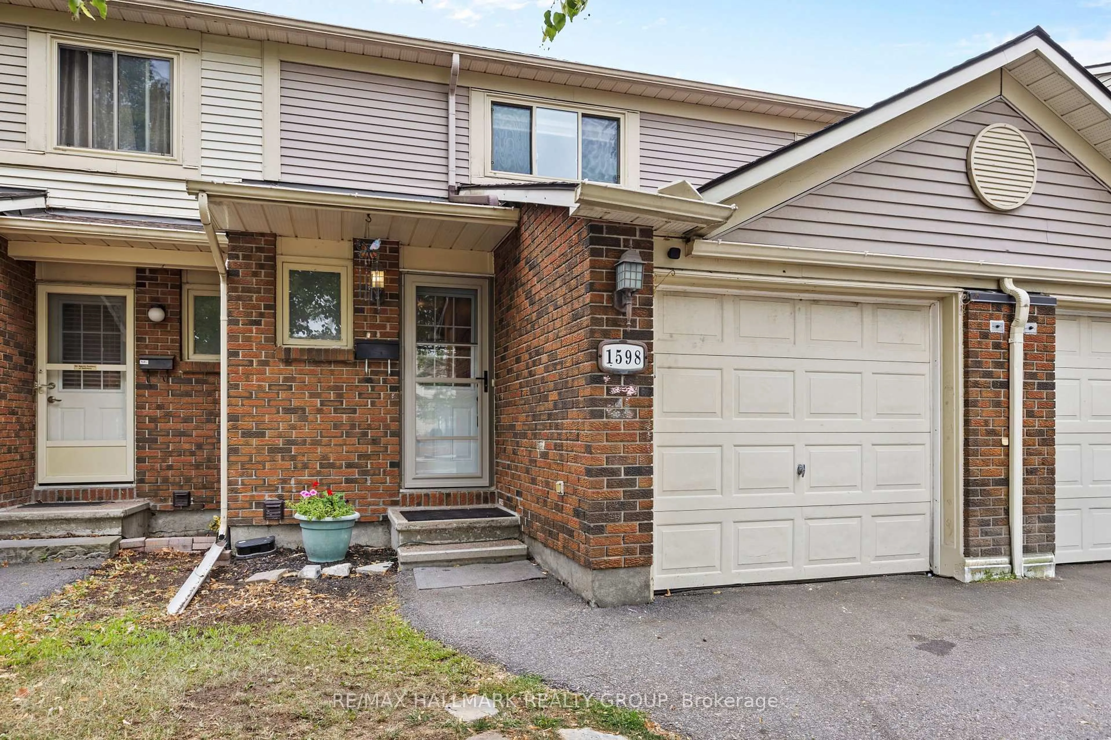 Home with brick exterior material, street for 1598 Hoskins Cres #17, Ottawa Ontario K4A 2H8