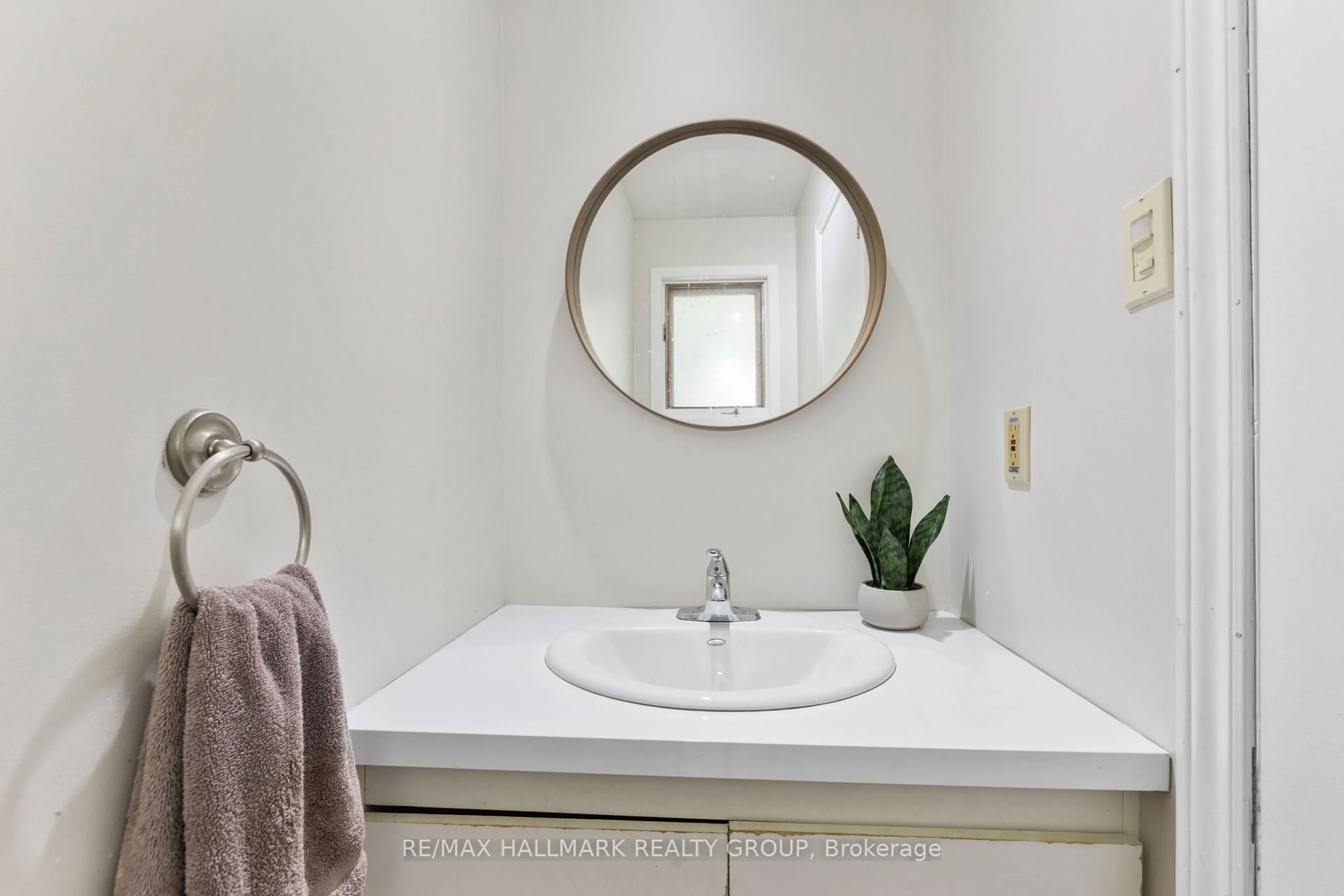 Contemporary bathroom, ceramic/tile floor for 1598 Hoskins Cres #17, Ottawa Ontario K4A 2H8