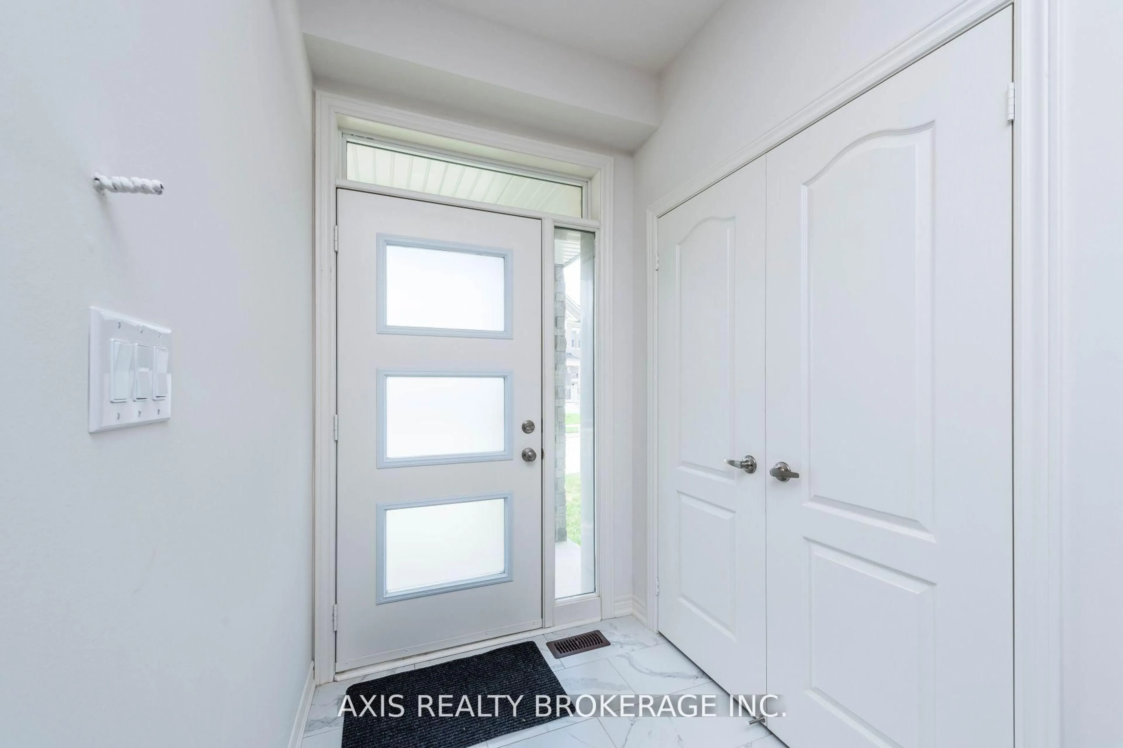 Indoor entryway for 43 Silver Meadow Gdns, Hamilton Ontario L8B 1Z4