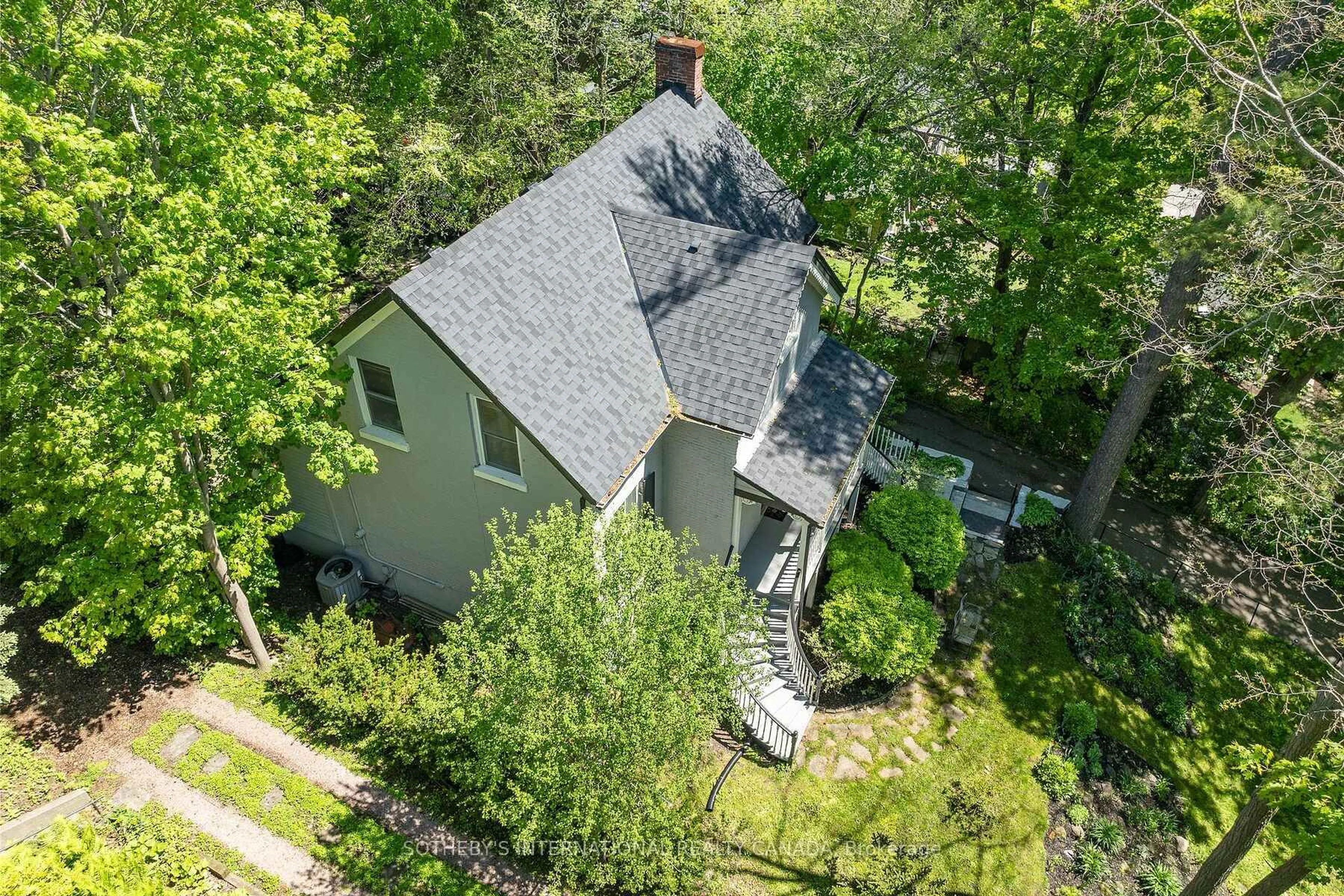 A pic from outside/outdoor area/front of a property/back of a property/a pic from drone, street for 72 Augusta St, Port Hope Ontario L1A 1G9