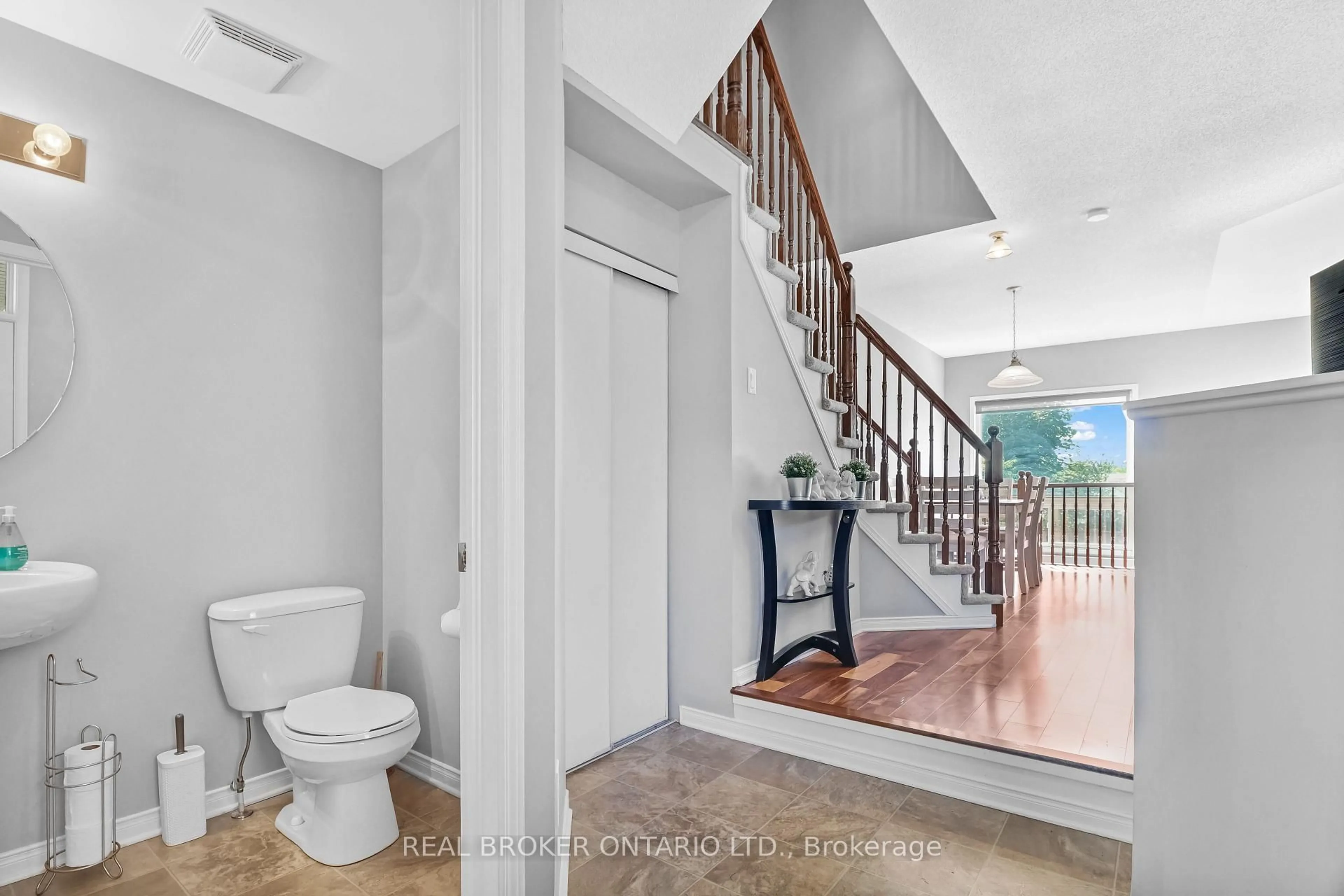 Indoor entryway for 132 Dahlia St, Clarence-Rockland Ontario K4K 0G1
