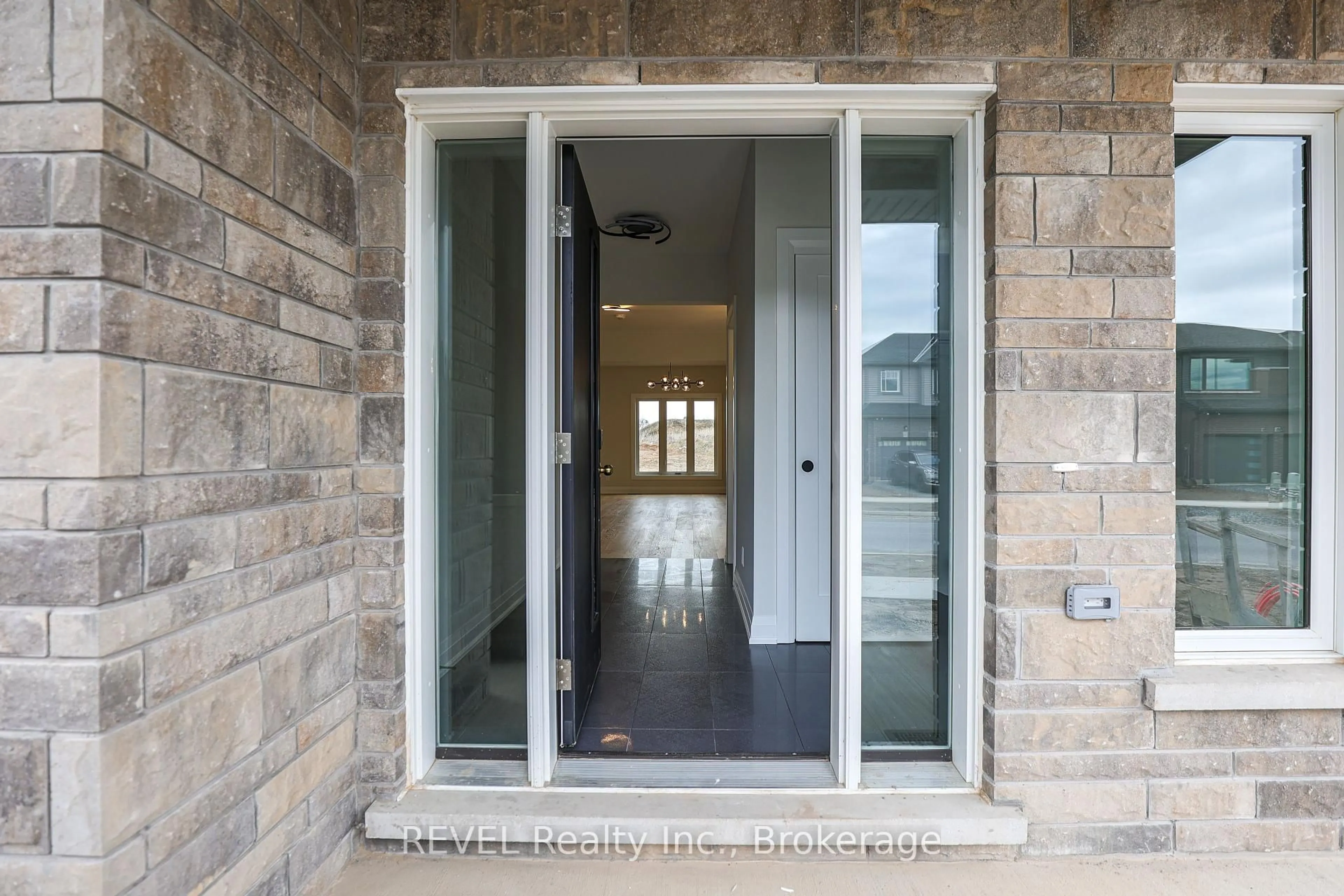 Indoor entryway for 111 Acacia Rd, Pelham Ontario L0S 1E6
