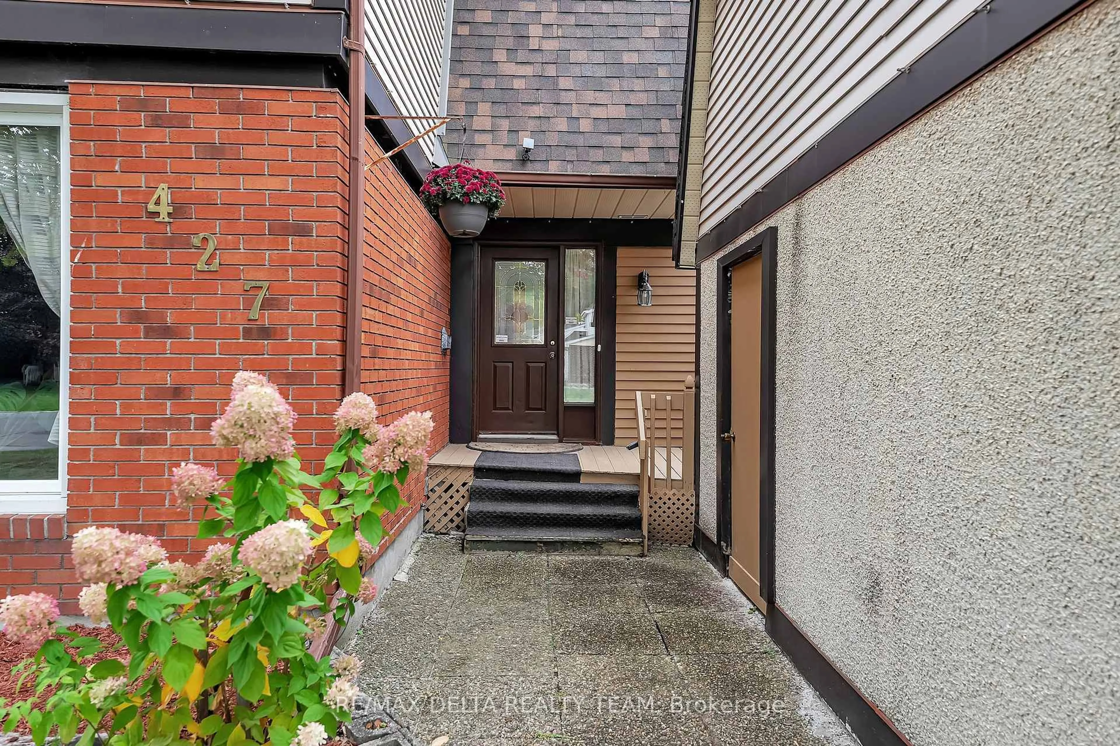 Indoor foyer for 427 Mockingbird Dr, Orleans Ontario K1E 2A8