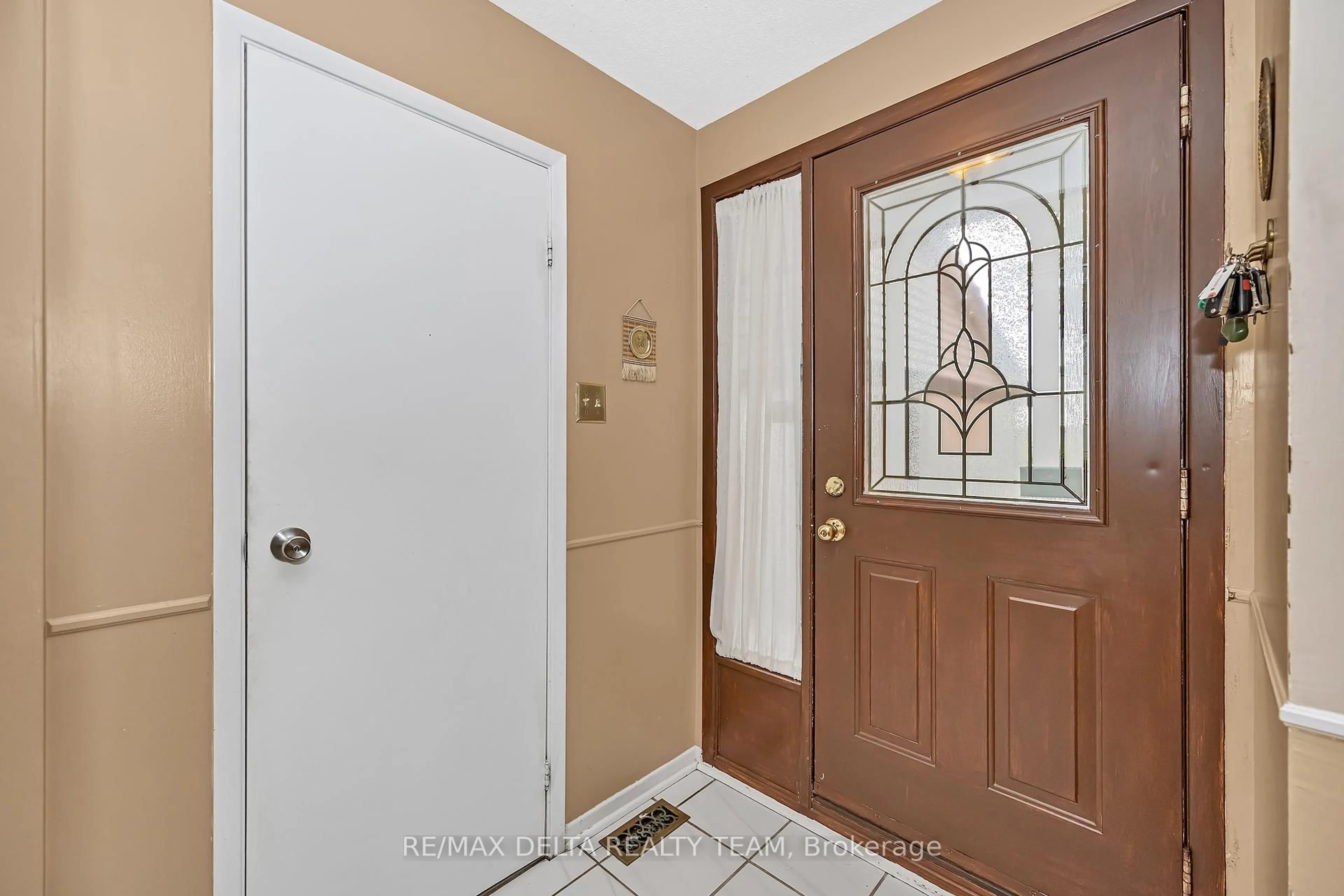 Indoor entryway for 427 Mockingbird Dr, Orleans Ontario K1E 2A8