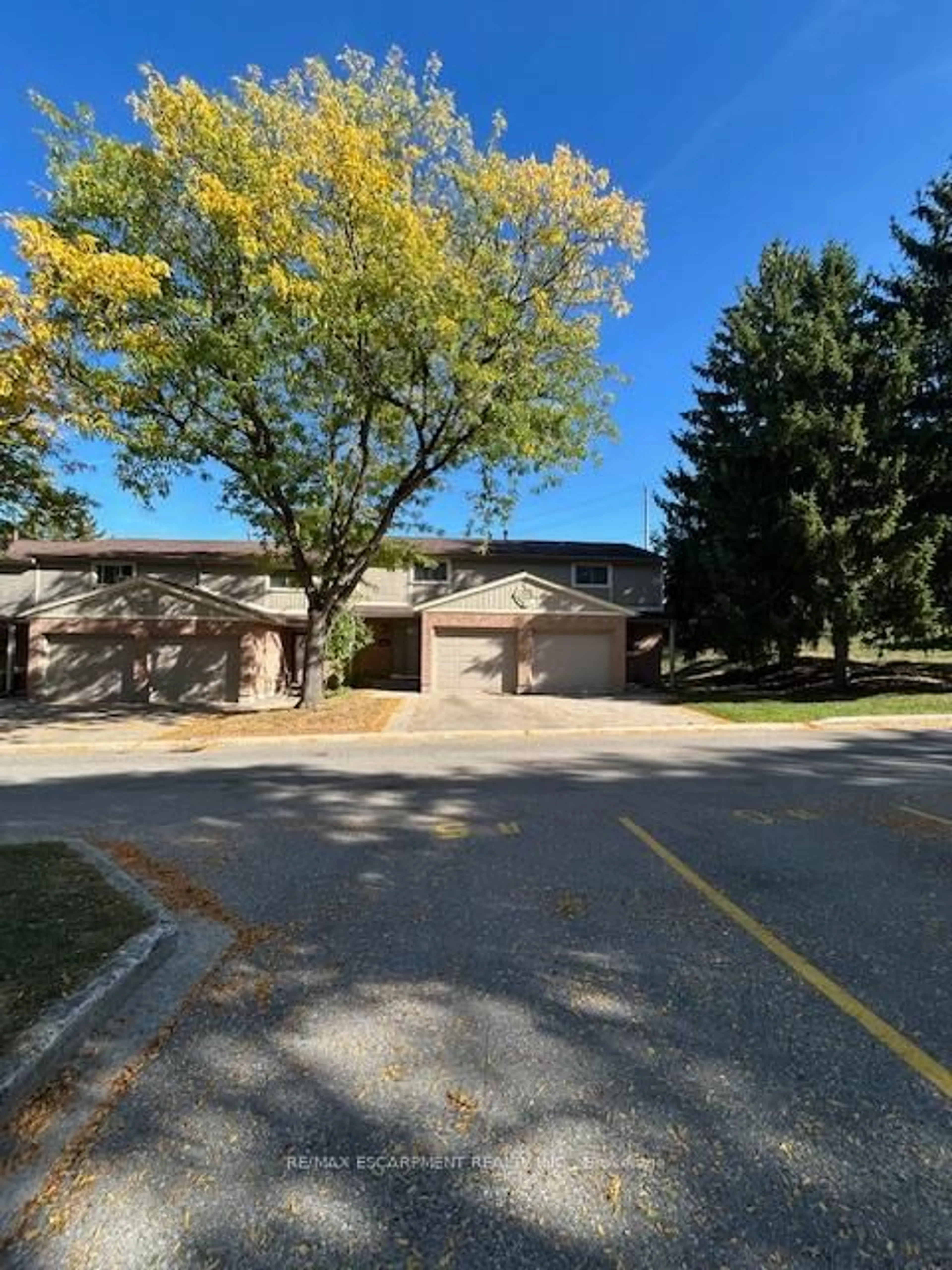 A pic from outside/outdoor area/front of a property/back of a property/a pic from drone, street for 223 Pioneer Dr #L80, Kitchener Ontario N2P 1L9