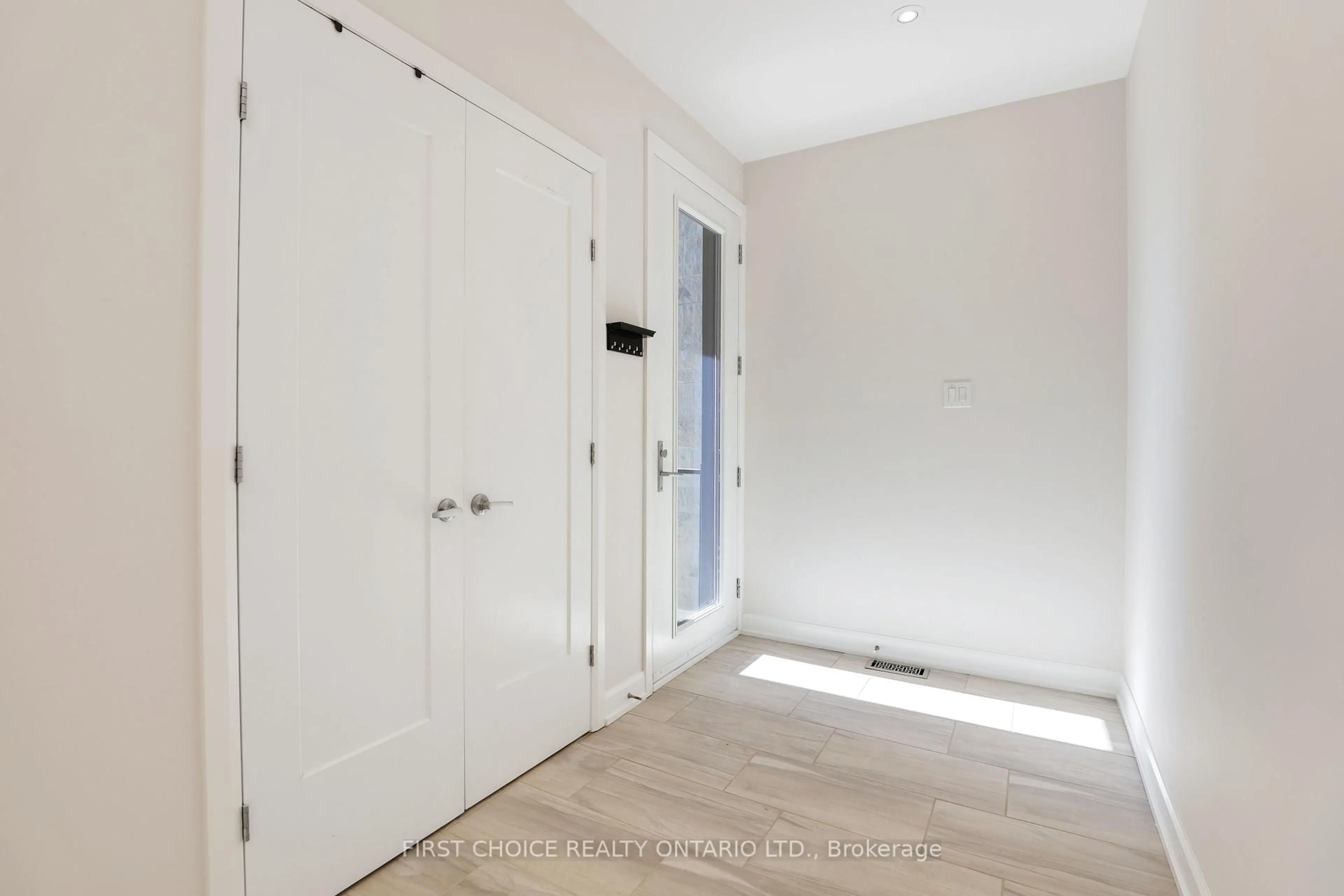 Indoor entryway for 127 Clegg St, Ottawa Ontario K1S 5P7