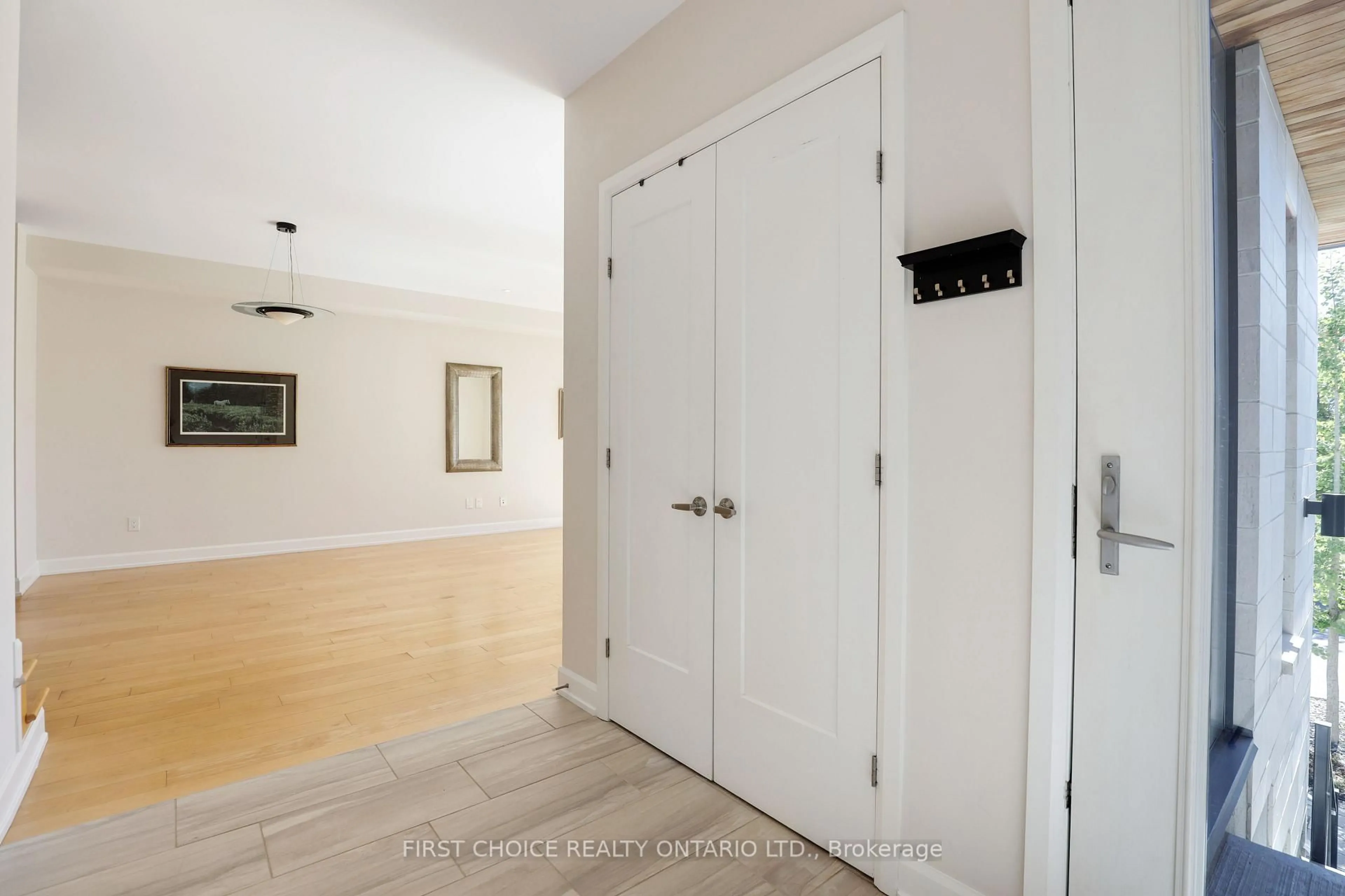 Indoor entryway for 127 Clegg St, Ottawa Ontario K1S 5P7