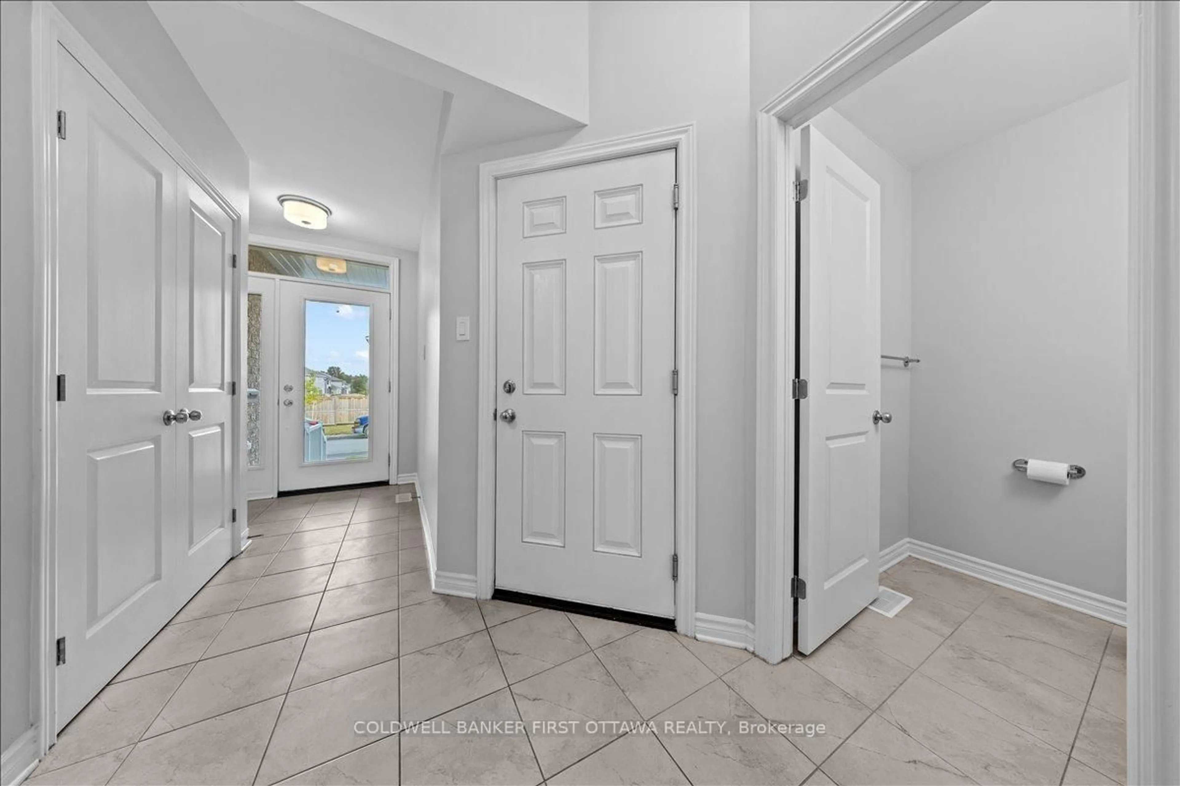 Indoor entryway for 505 Sonmarg Cres, Ottawa Ontario K2J 7A6