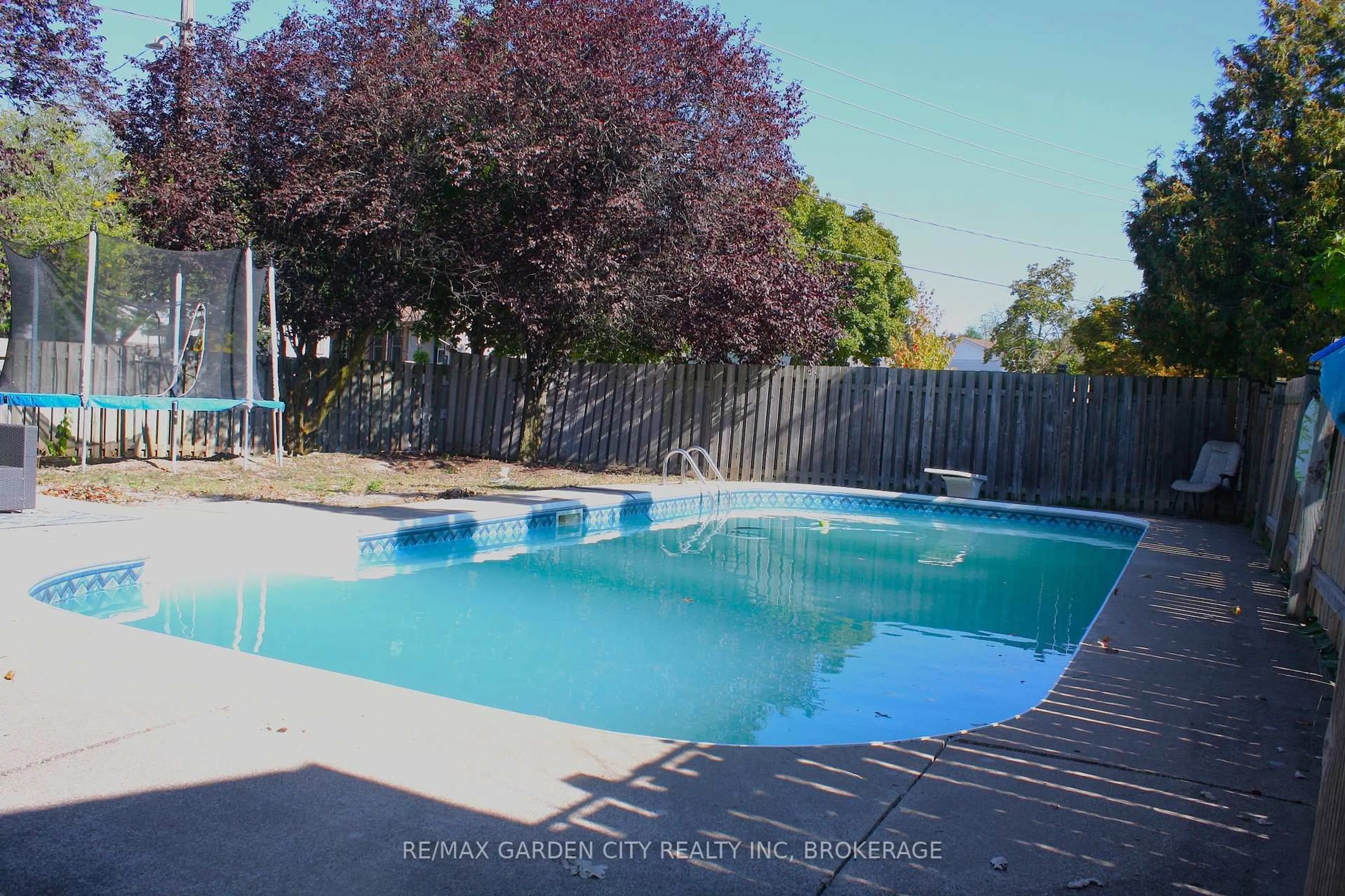 Pool for 2 The Meadows St, St. Catharines Ontario L2N 7K6