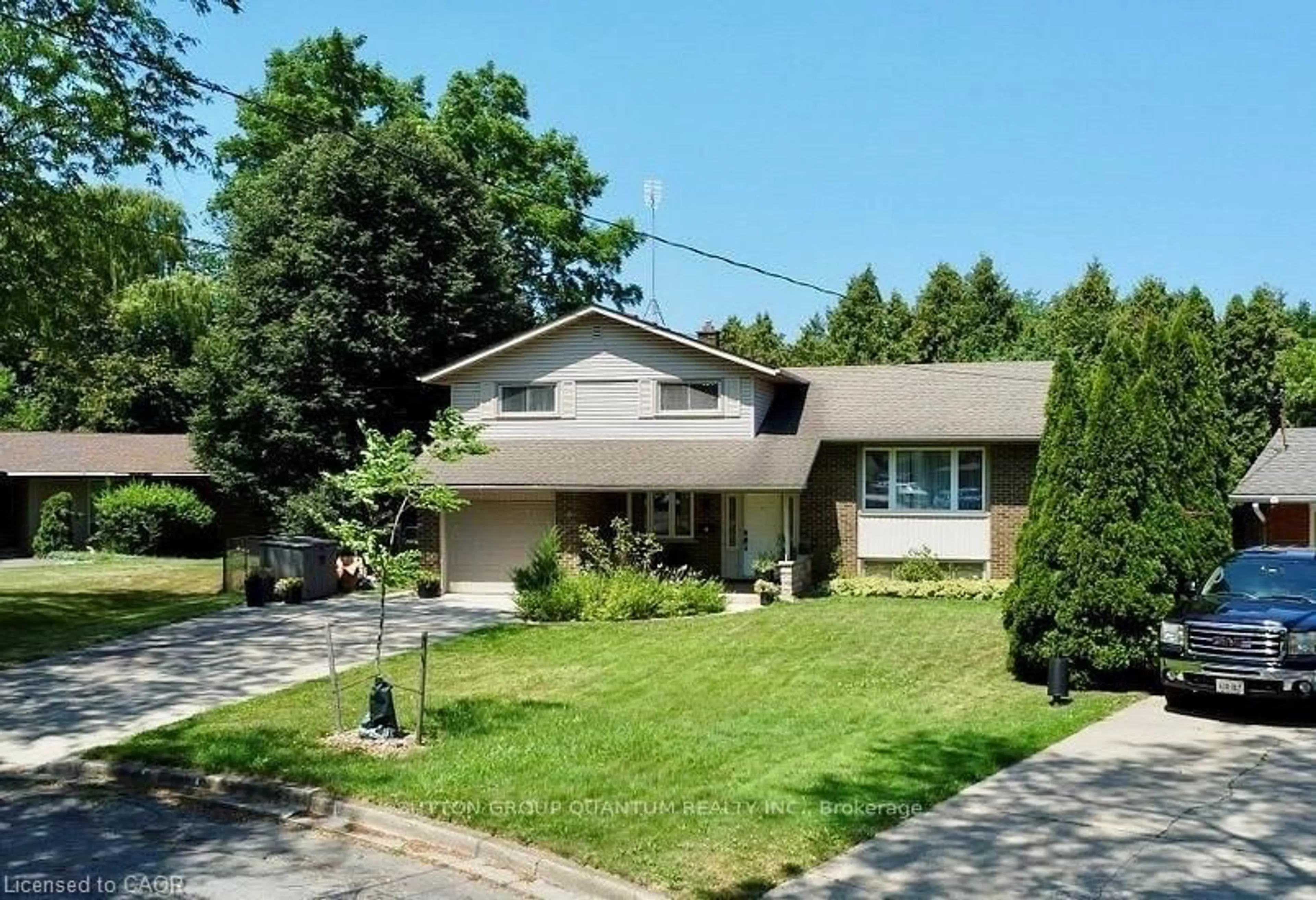 Home with vinyl exterior material, street for 3 Colonial Crt, St. Catharines Ontario L2N 2R2