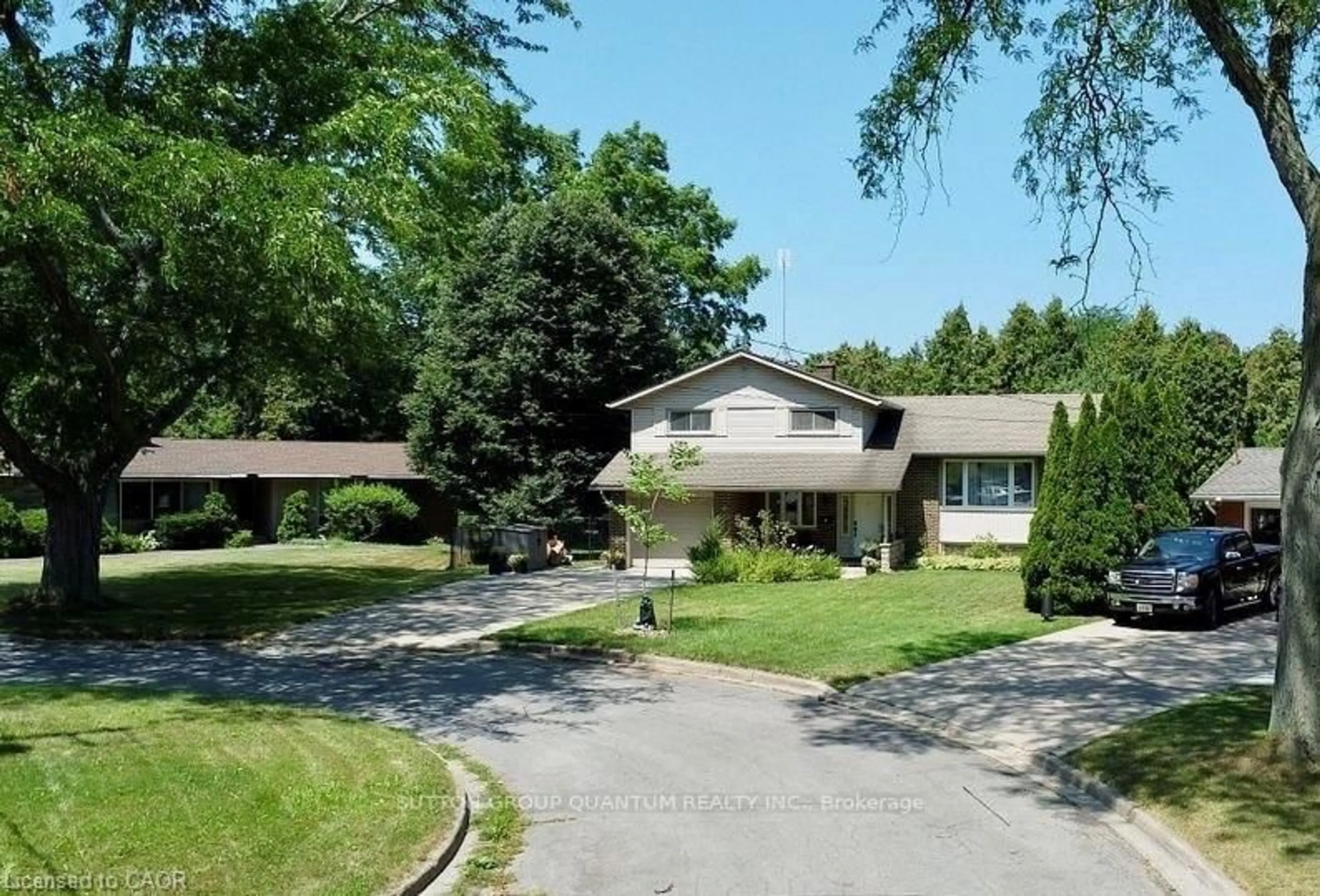 A pic from outside/outdoor area/front of a property/back of a property/a pic from drone, street for 3 Colonial Crt, St. Catharines Ontario L2N 2R2