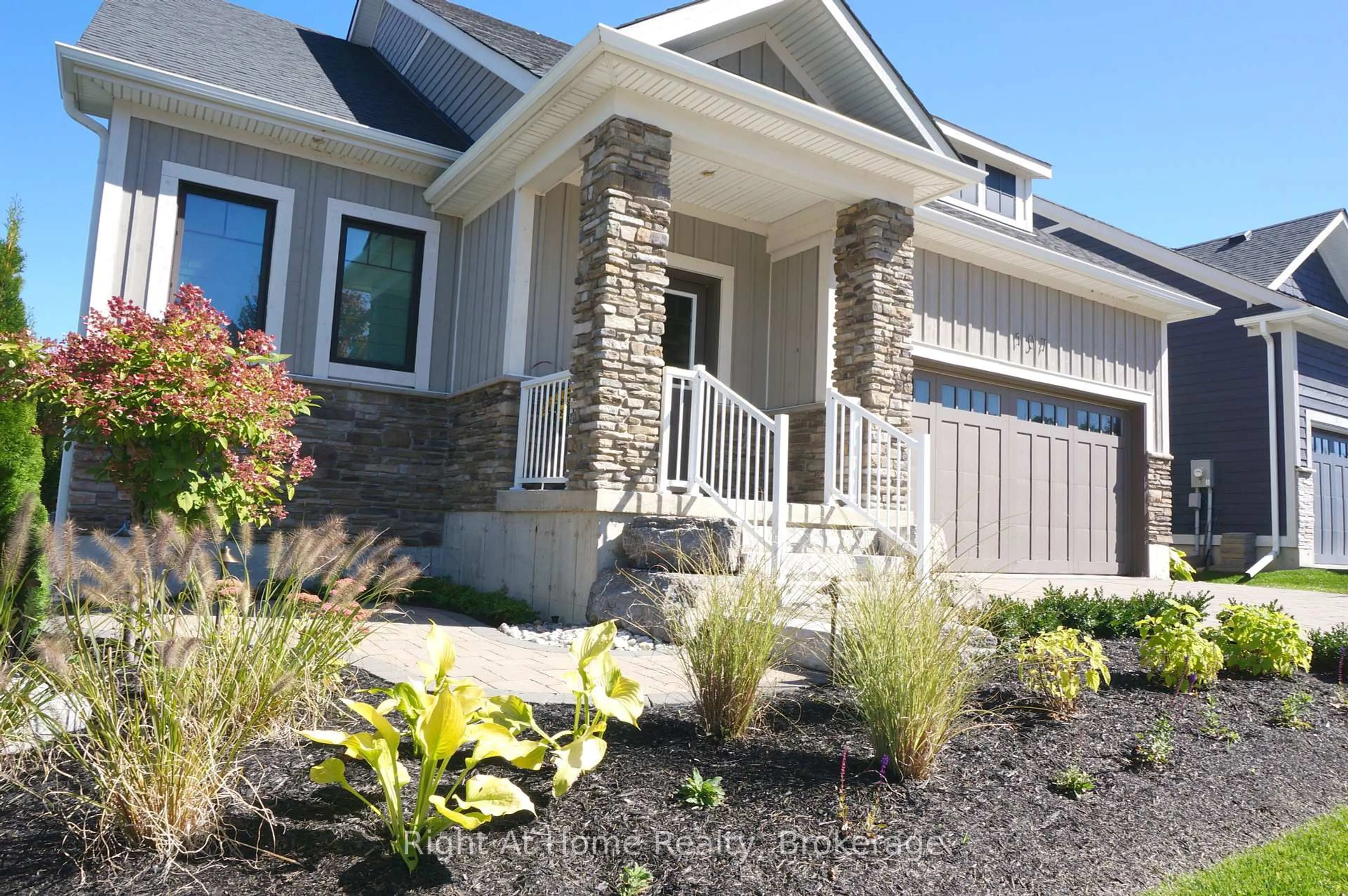 Home with vinyl exterior material, street for 107 Beacon Dr, Blue Mountains Ontario N0H 2P0