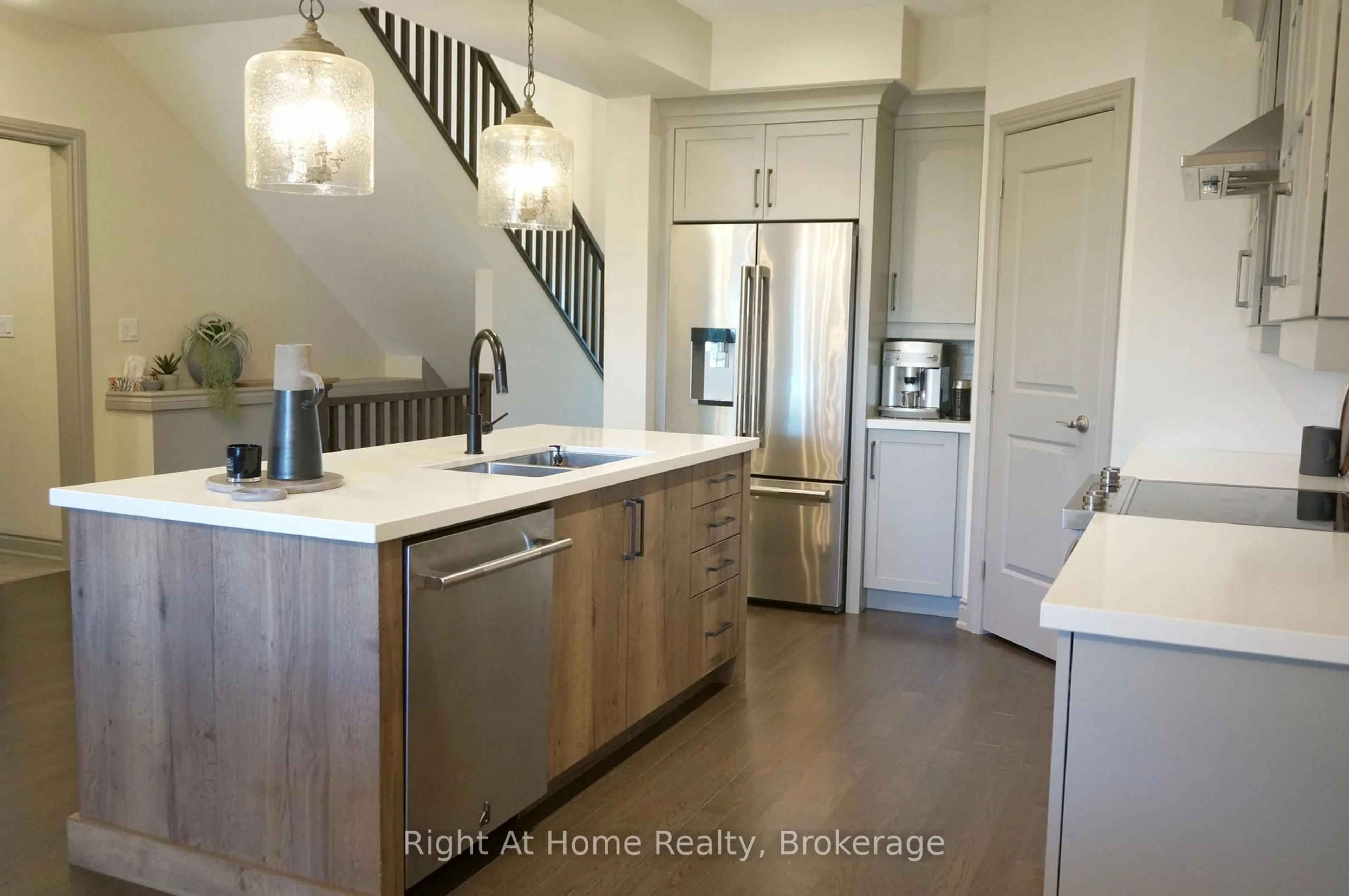 Open concept kitchen, unknown for 107 Beacon Dr, Blue Mountains Ontario N0H 2P0