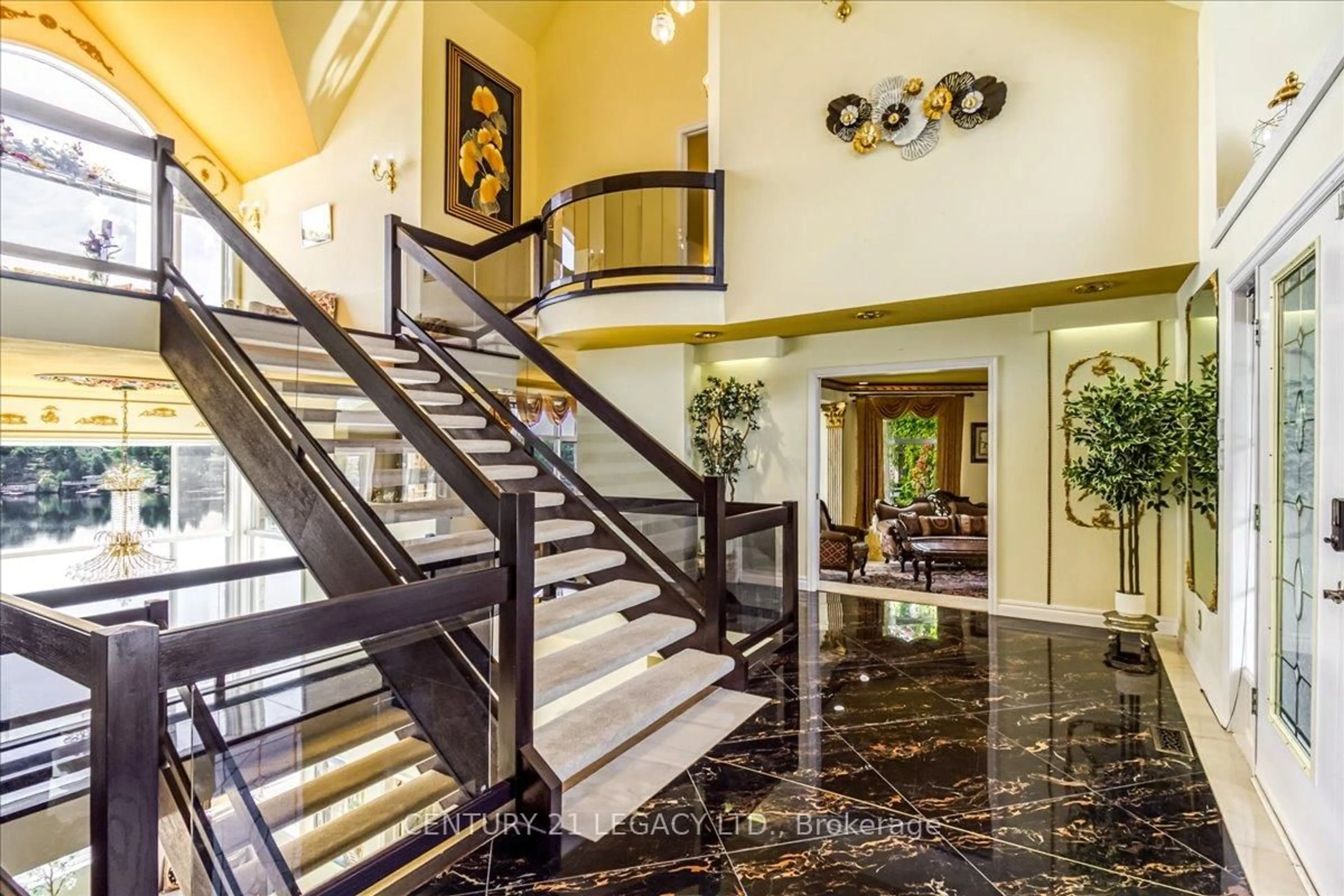 Indoor foyer for 376 Maki Ave, Greater Sudbury Ontario P3E 2P2