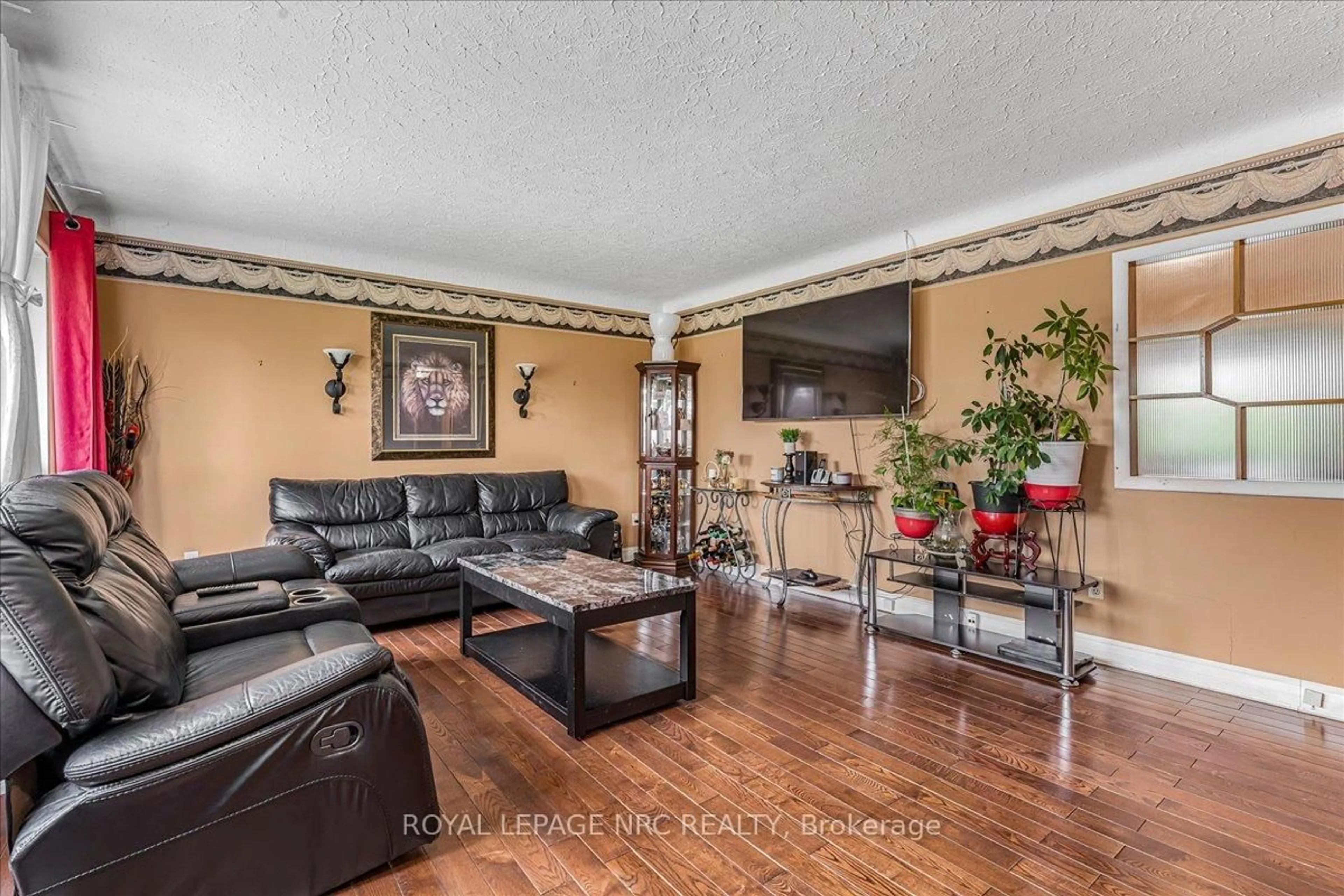Living room with furniture, unknown for 16 Dunraven Ave, St. Catharines Ontario L2M 6A7