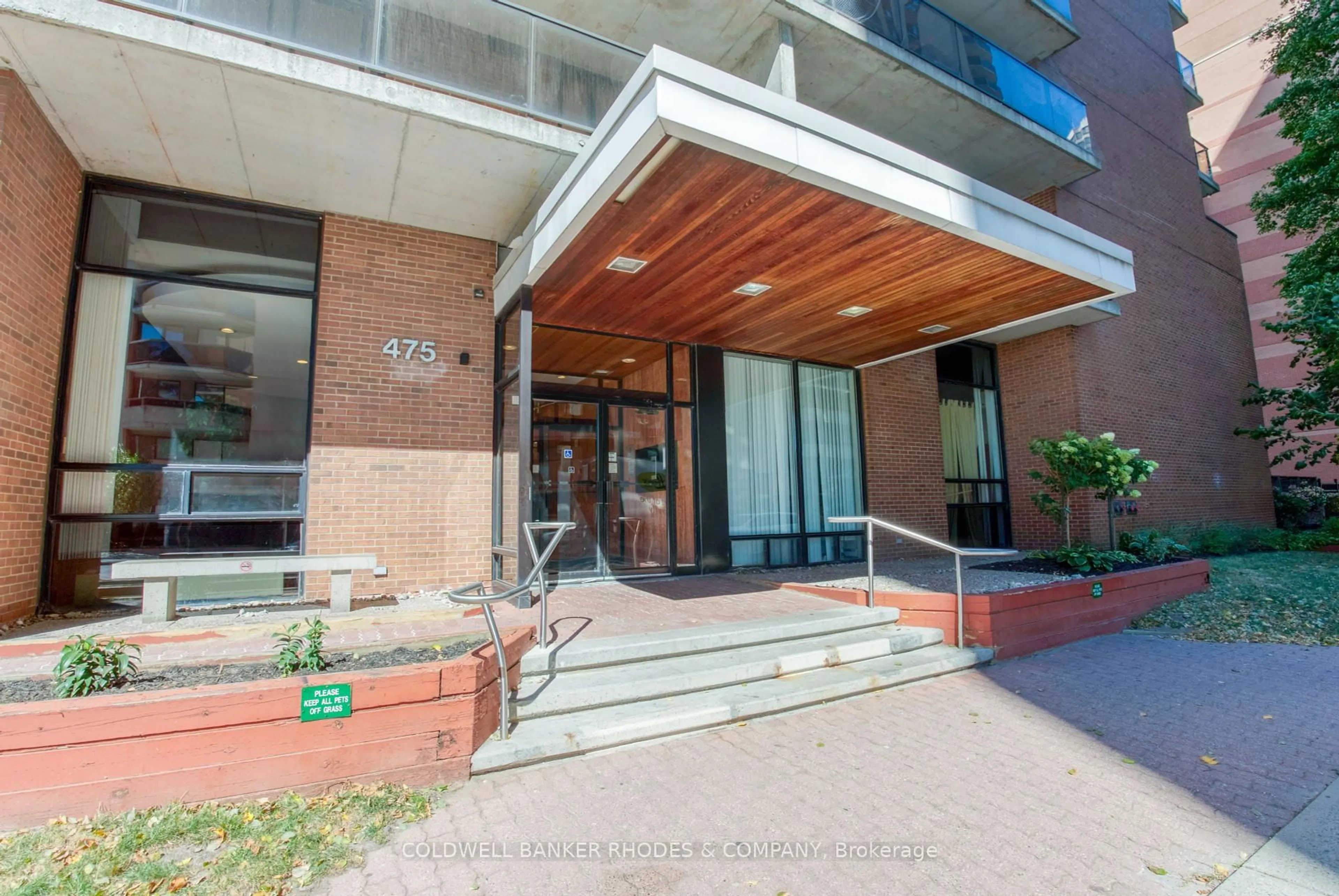 Indoor foyer for 475 Laurier Ave #301, Ottawa Ontario K1R 7X1
