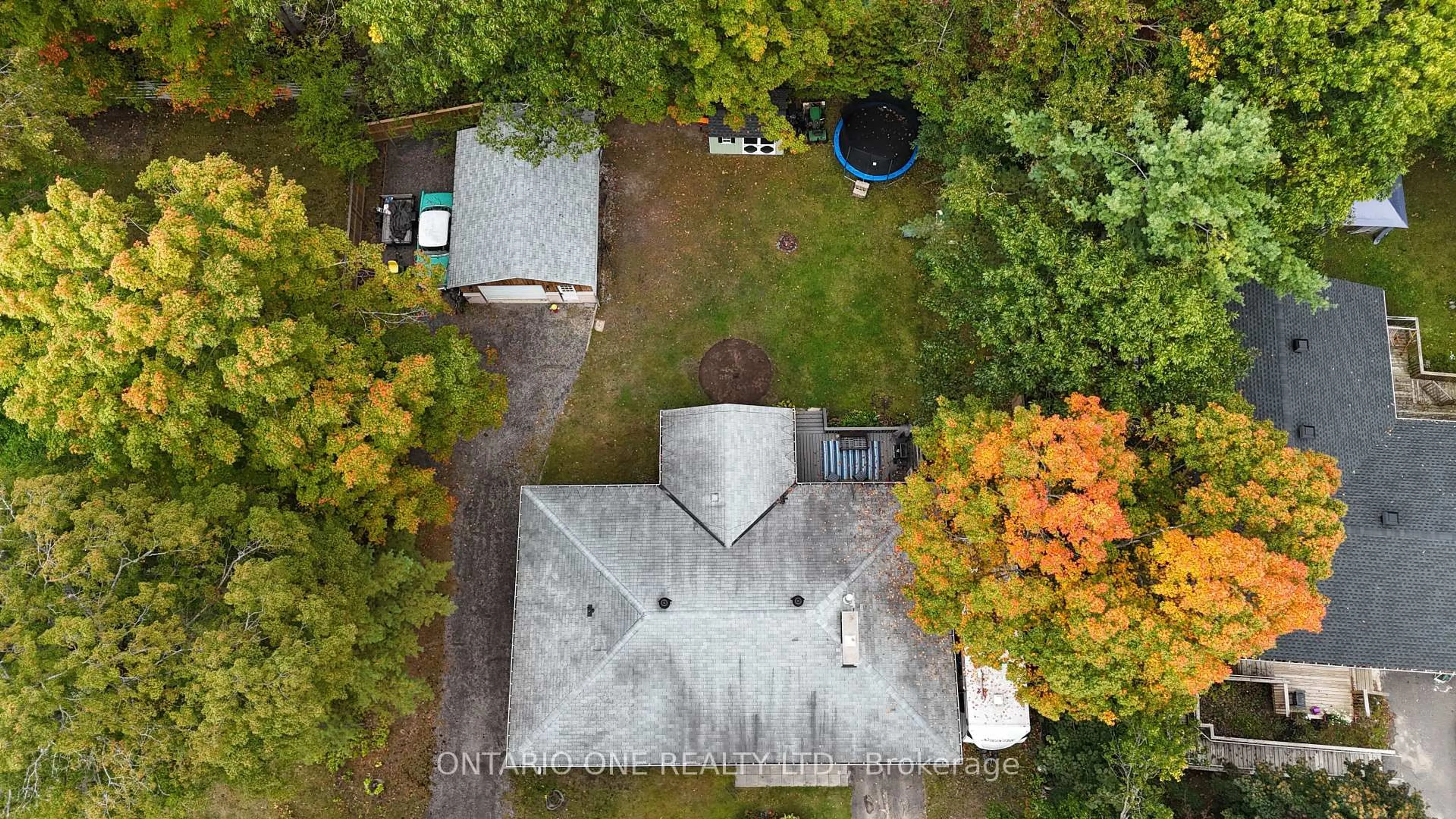 A pic from outside/outdoor area/front of a property/back of a property/a pic from drone, unknown for 550 Muskoka Beach Rd, Gravenhurst Ontario P1P 1B3