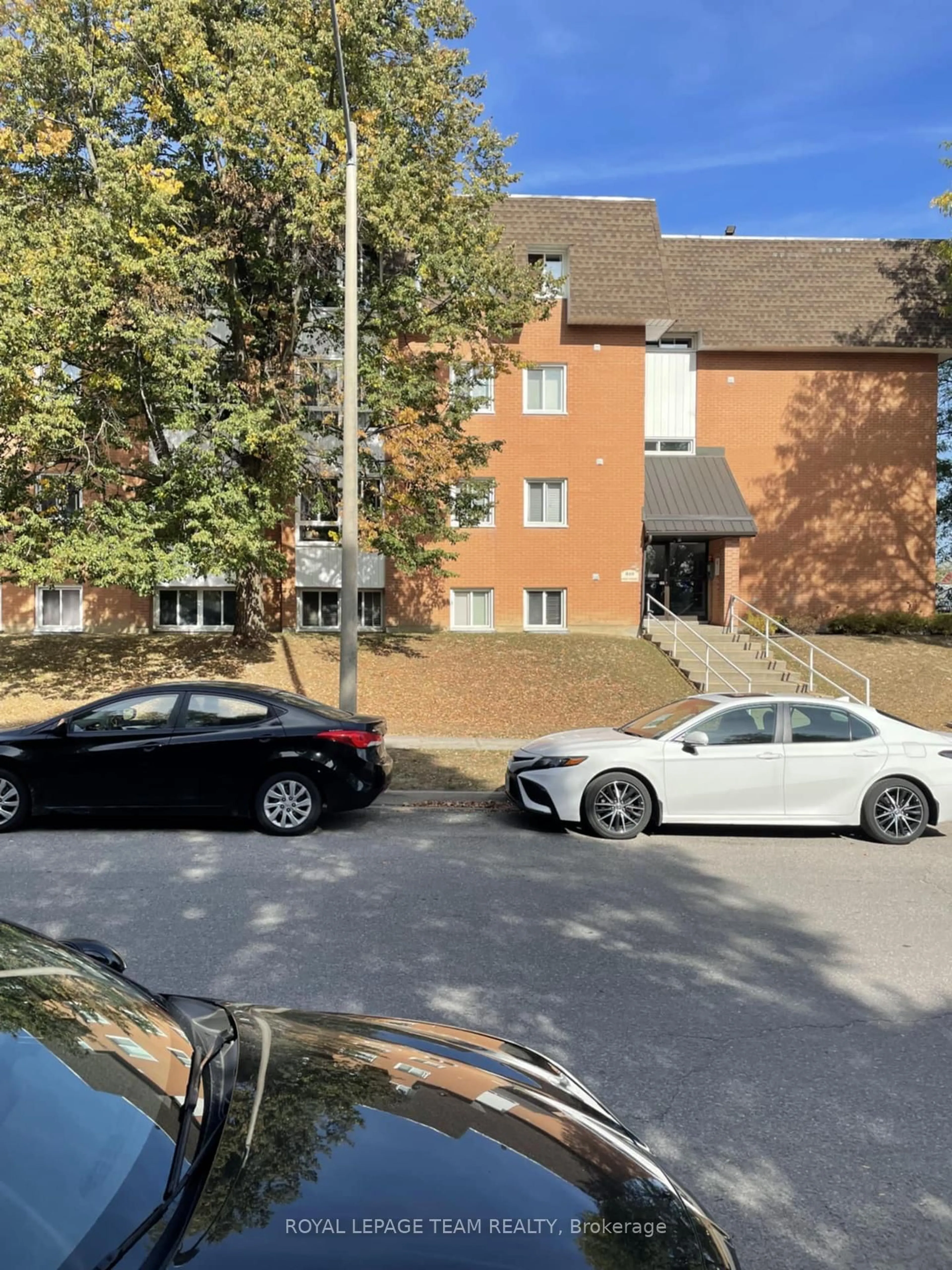 A pic from outside/outdoor area/front of a property/back of a property/a pic from drone, street for 810 Kyle Crt #304, Brockville Ontario K6V 6H6