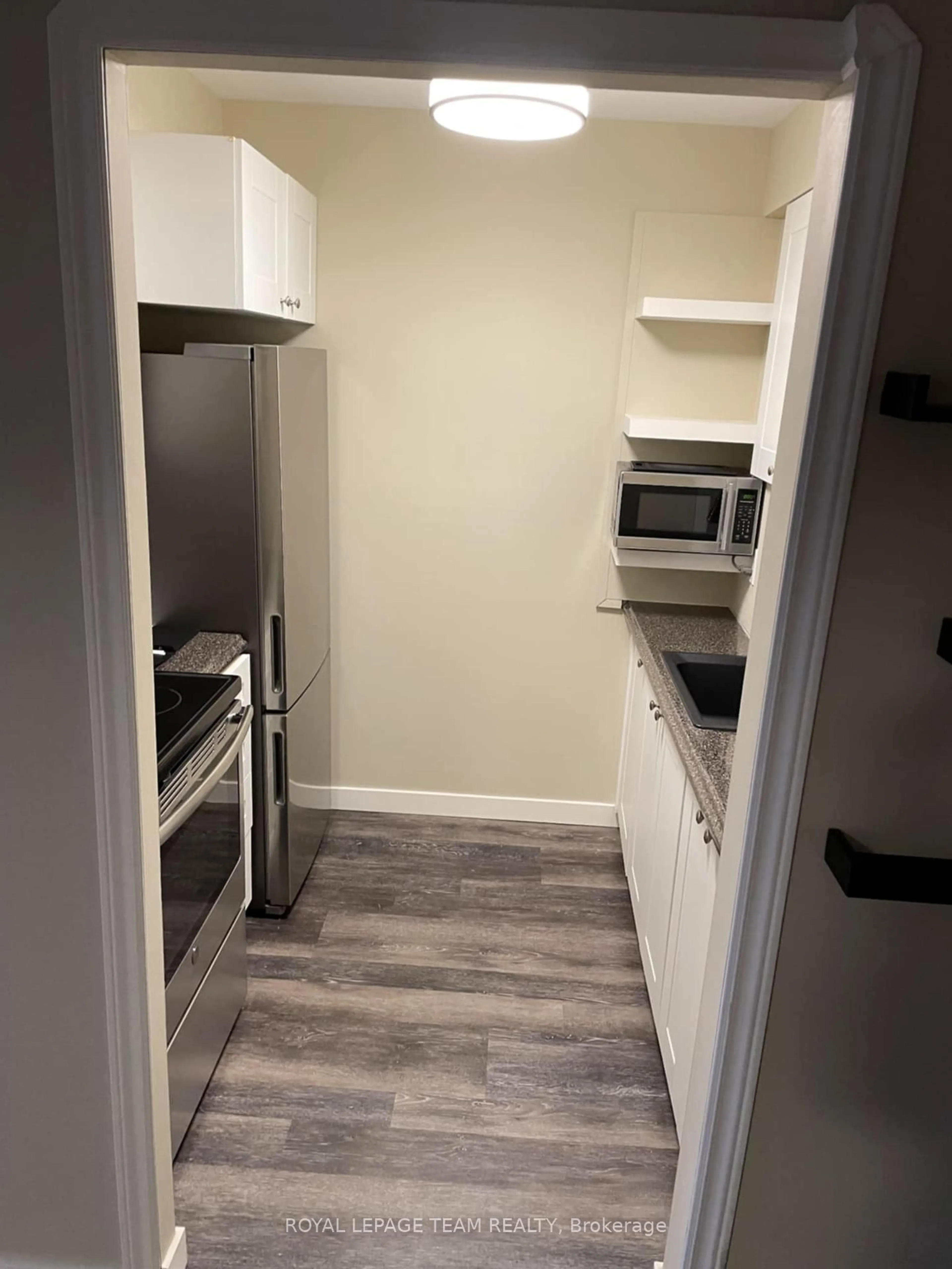 Standard kitchen, wood/laminate floor for 810 Kyle Crt #304, Brockville Ontario K6V 6H6
