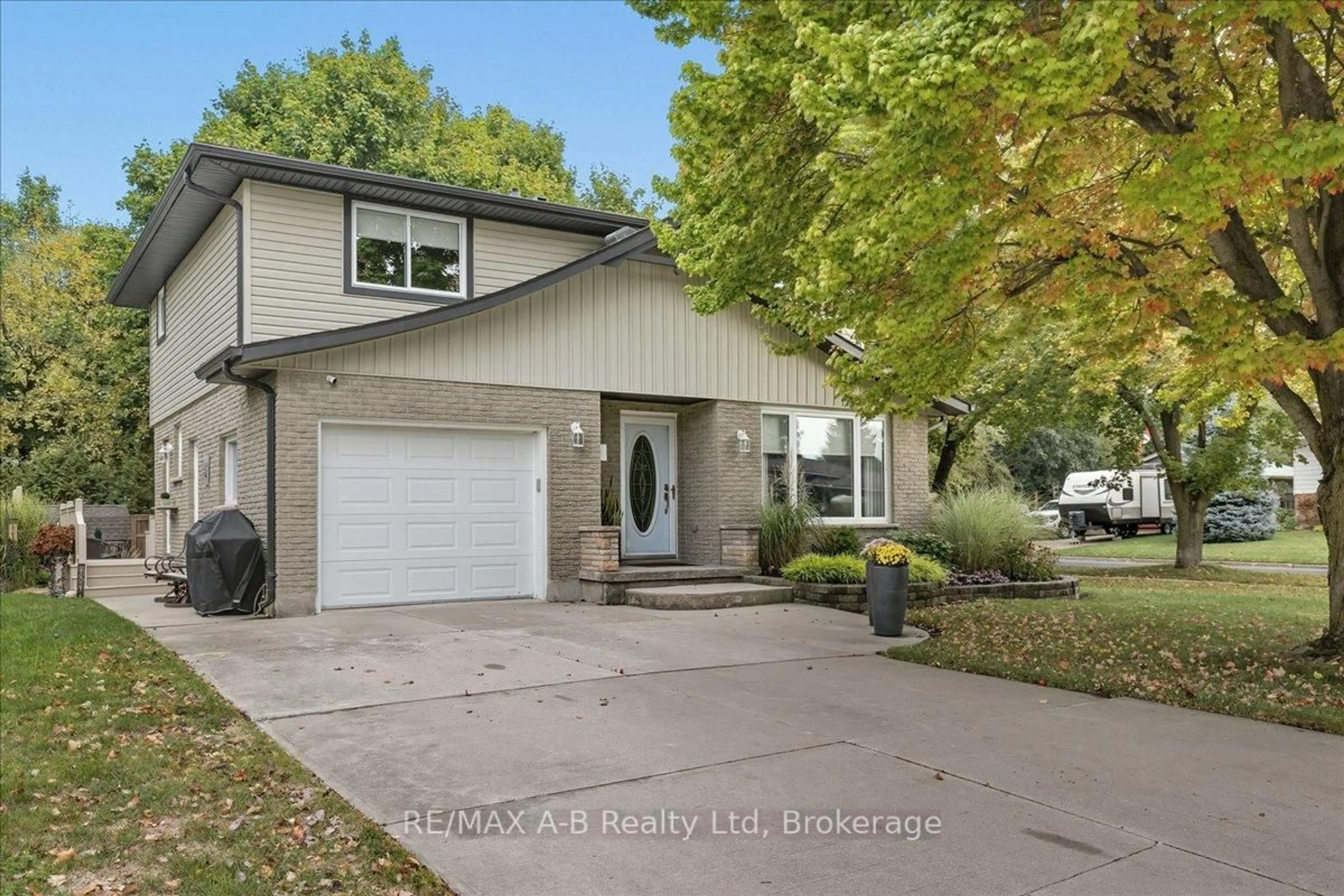 Home with vinyl exterior material, street for 8 Ethel Crt, St. Marys Ontario N4X 1B3