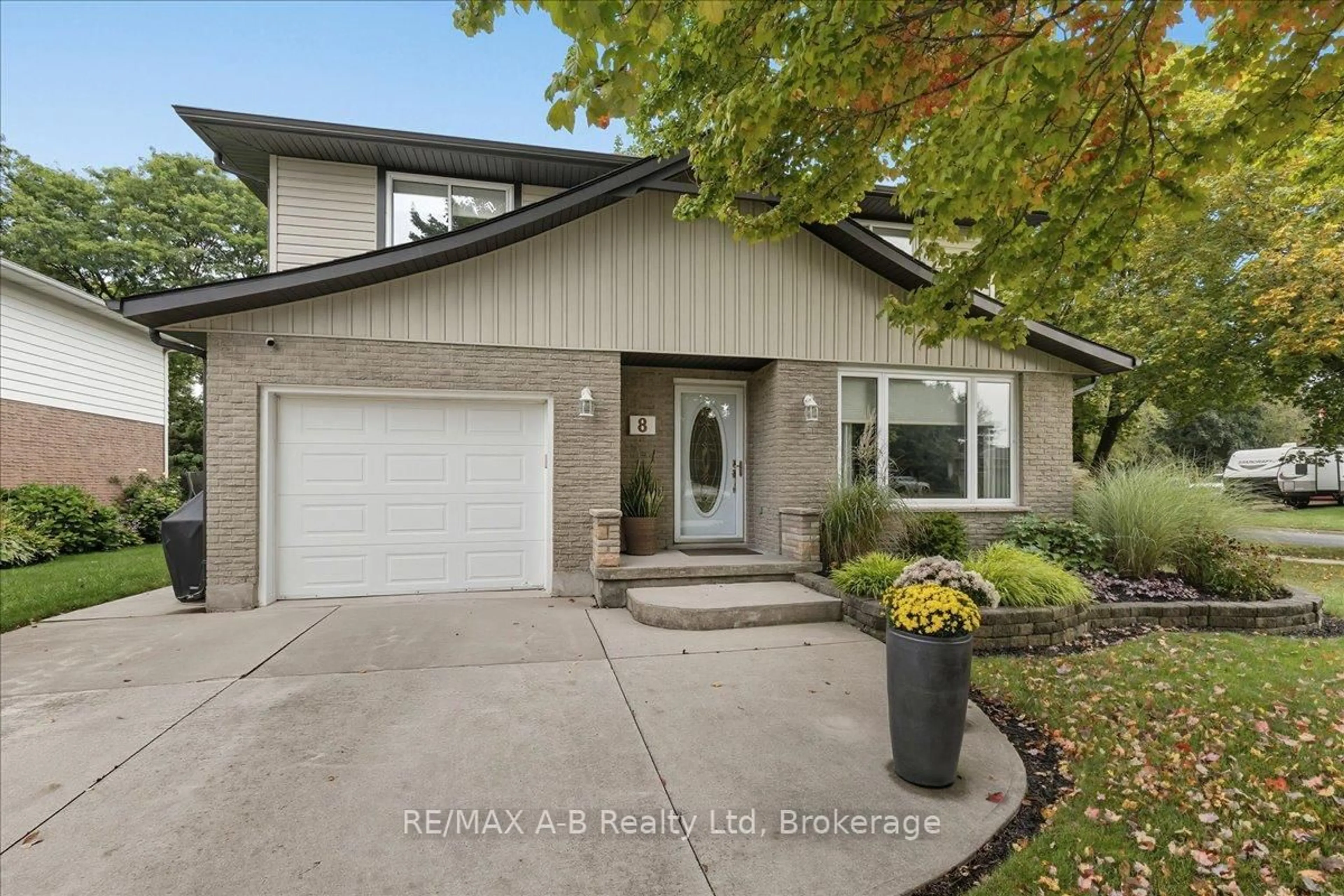 Home with vinyl exterior material, street for 8 Ethel Crt, St. Marys Ontario N4X 1B3