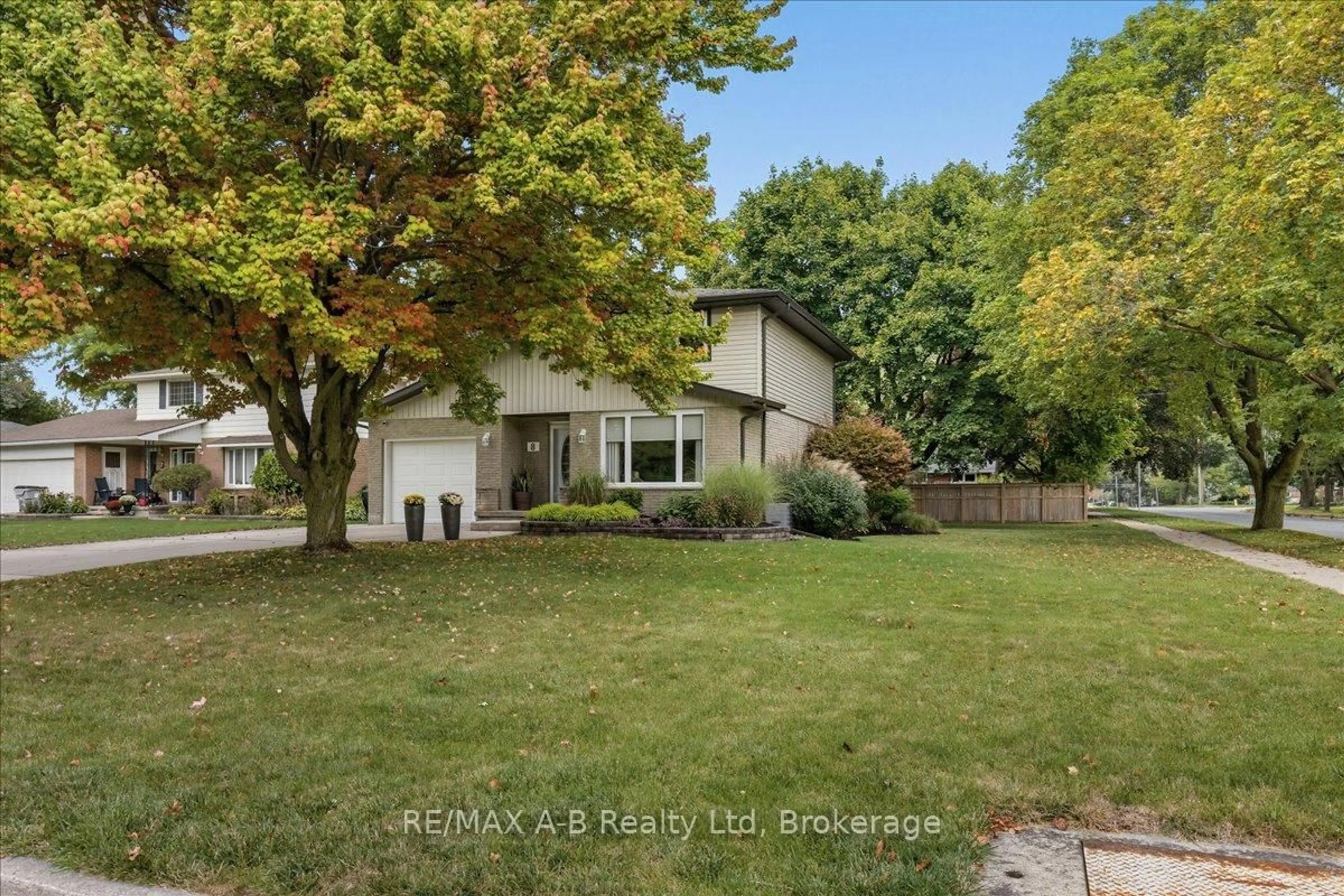 A pic from outside/outdoor area/front of a property/back of a property/a pic from drone, unknown for 8 Ethel Crt, St. Marys Ontario N4X 1B3