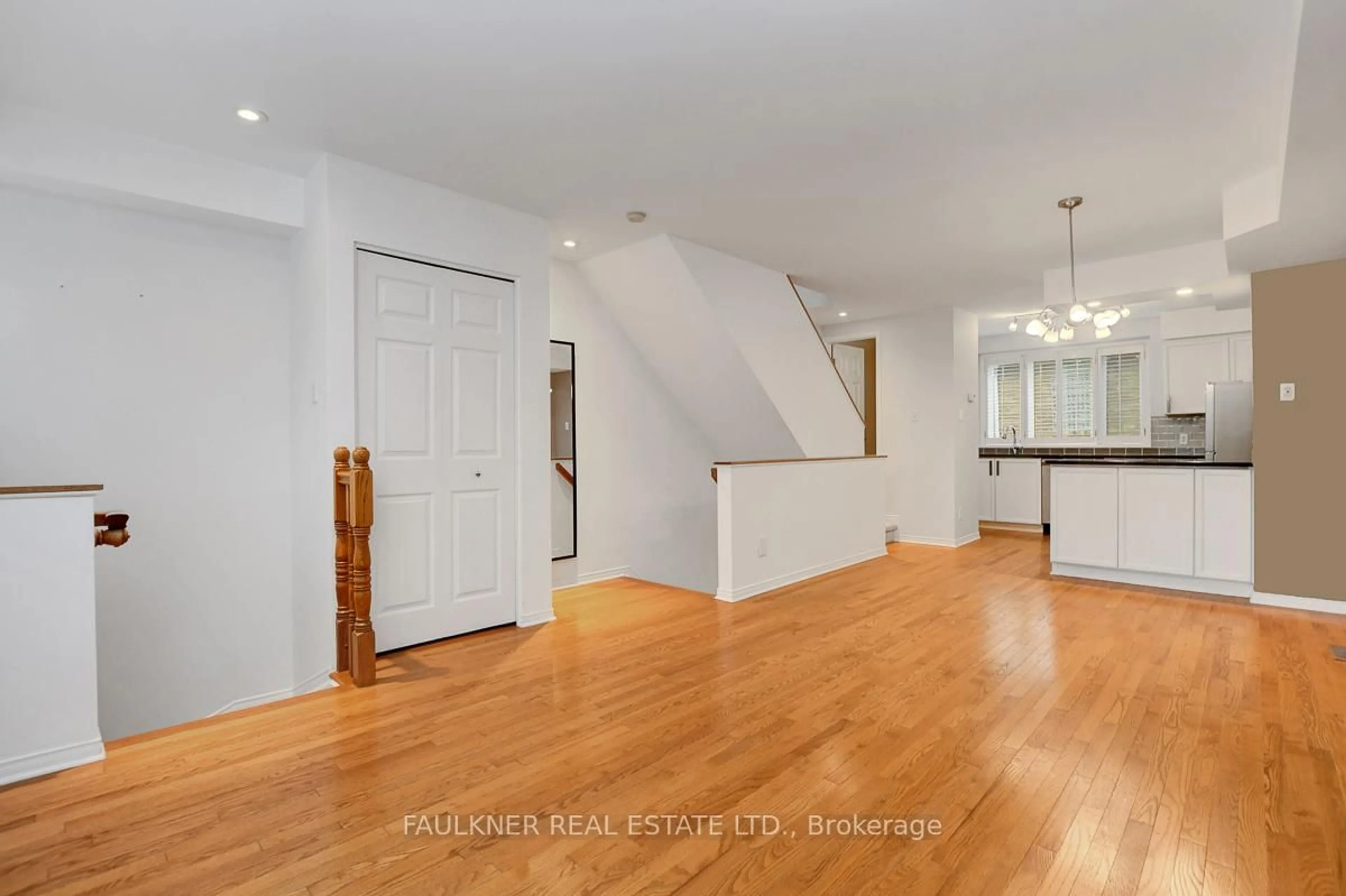Indoor entryway for 4 Cornerstone Private, Ottawa Ontario K2P 2N3