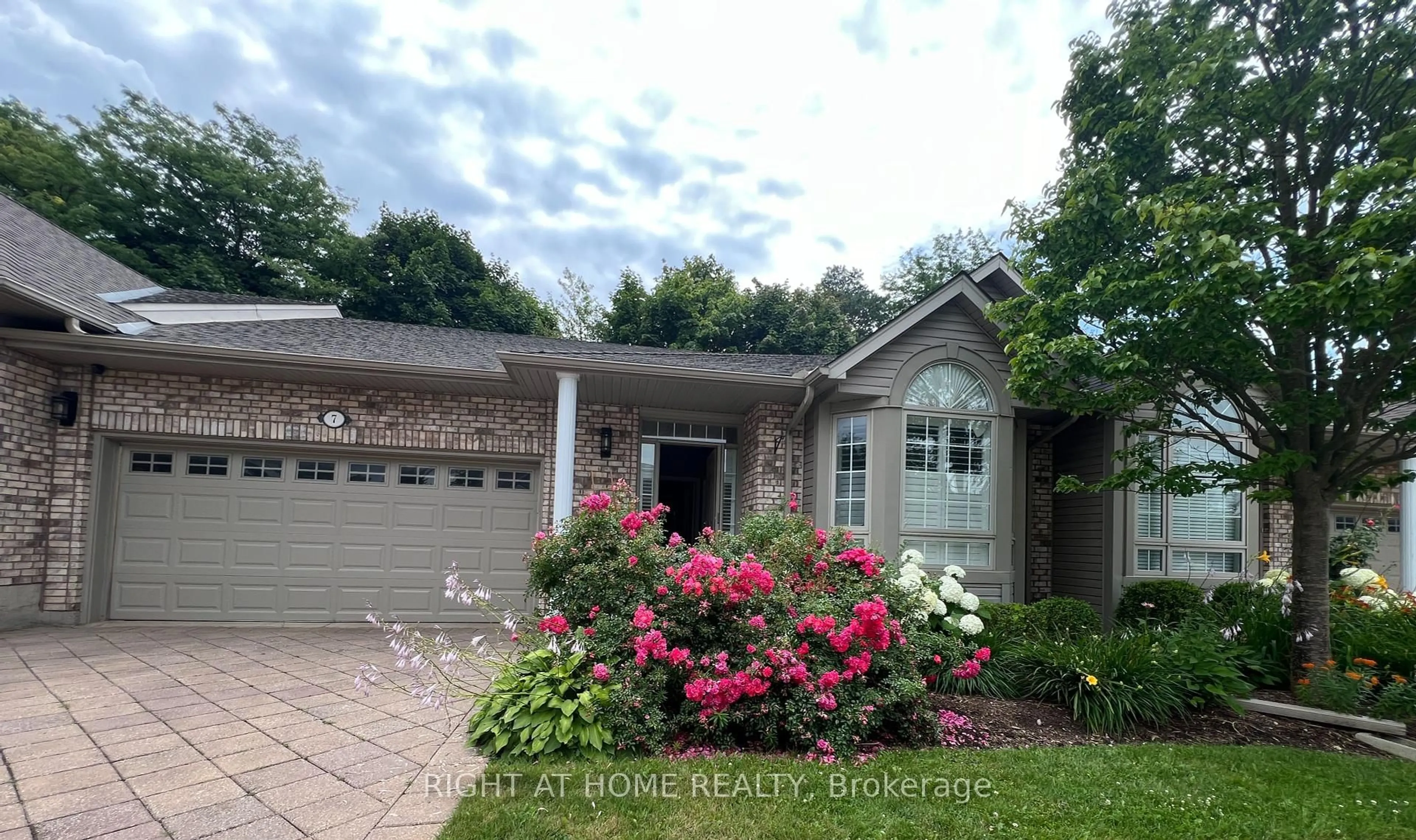 Unknown for 1574 Richmond St #7, London North Ontario N6G 5H7