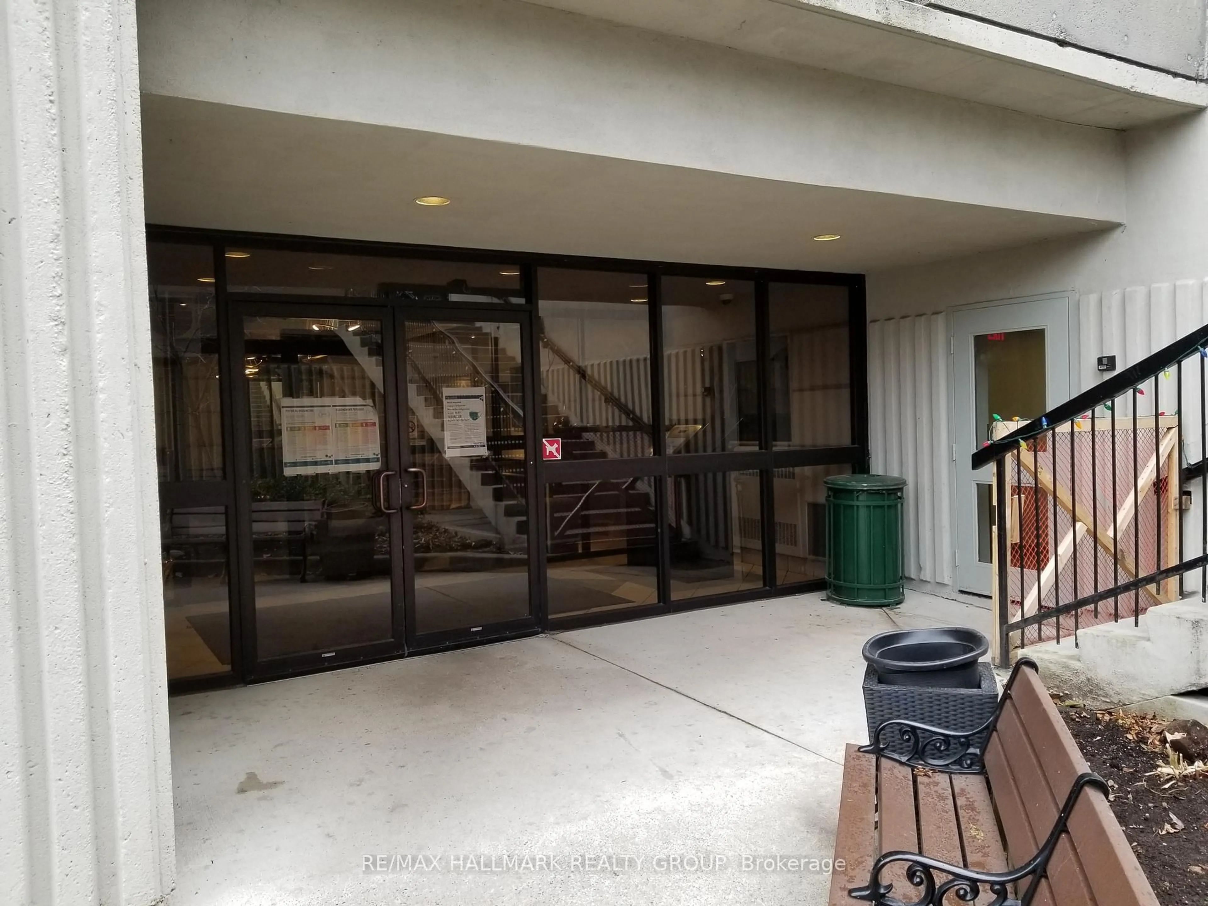 Indoor foyer for 158 C MCARTHUR Ave #1704, Ottawa Ontario K1L 8E7
