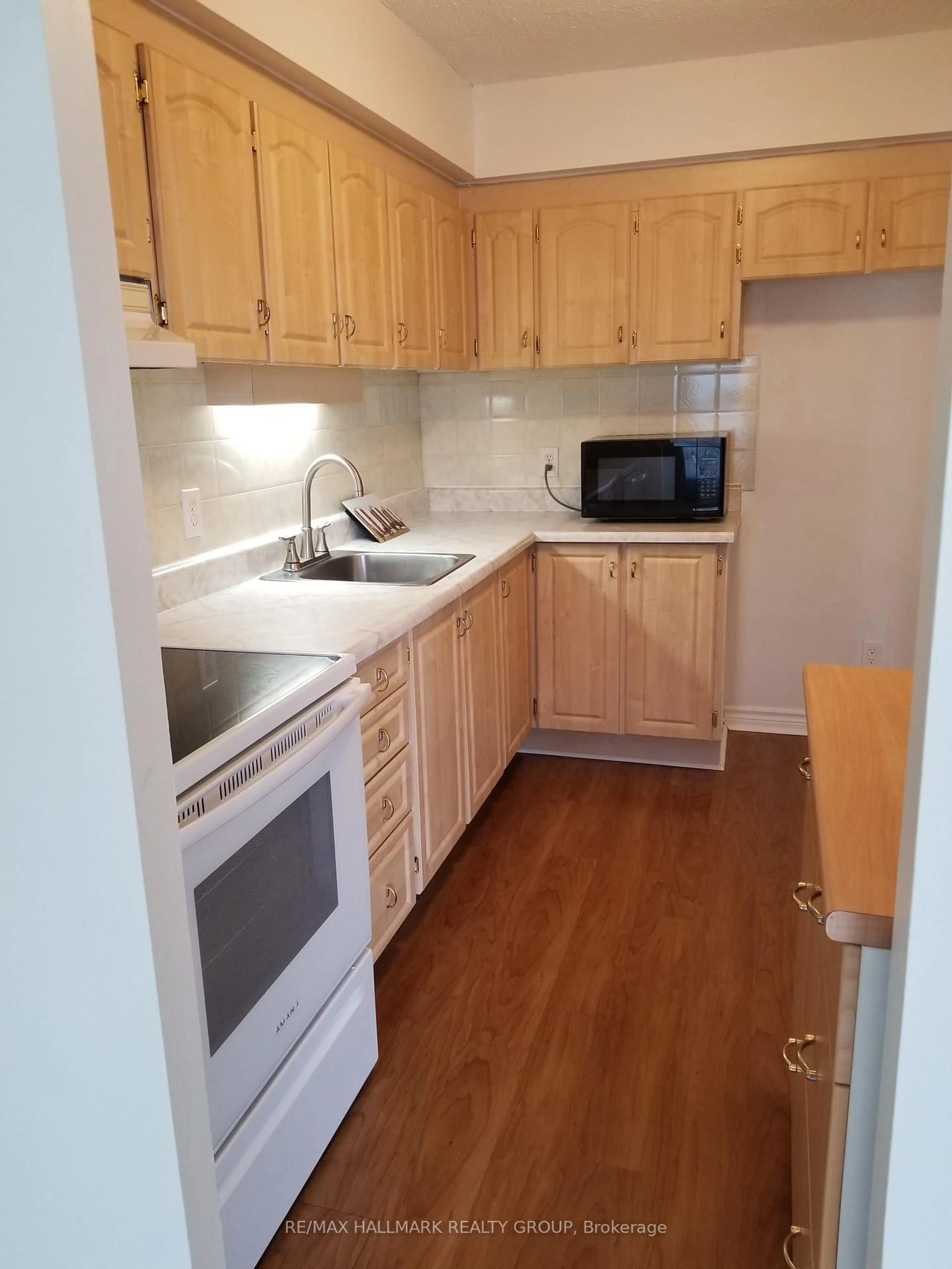 Standard kitchen, wood/laminate floor for 158 C MCARTHUR Ave #1704, Ottawa Ontario K1L 8E7
