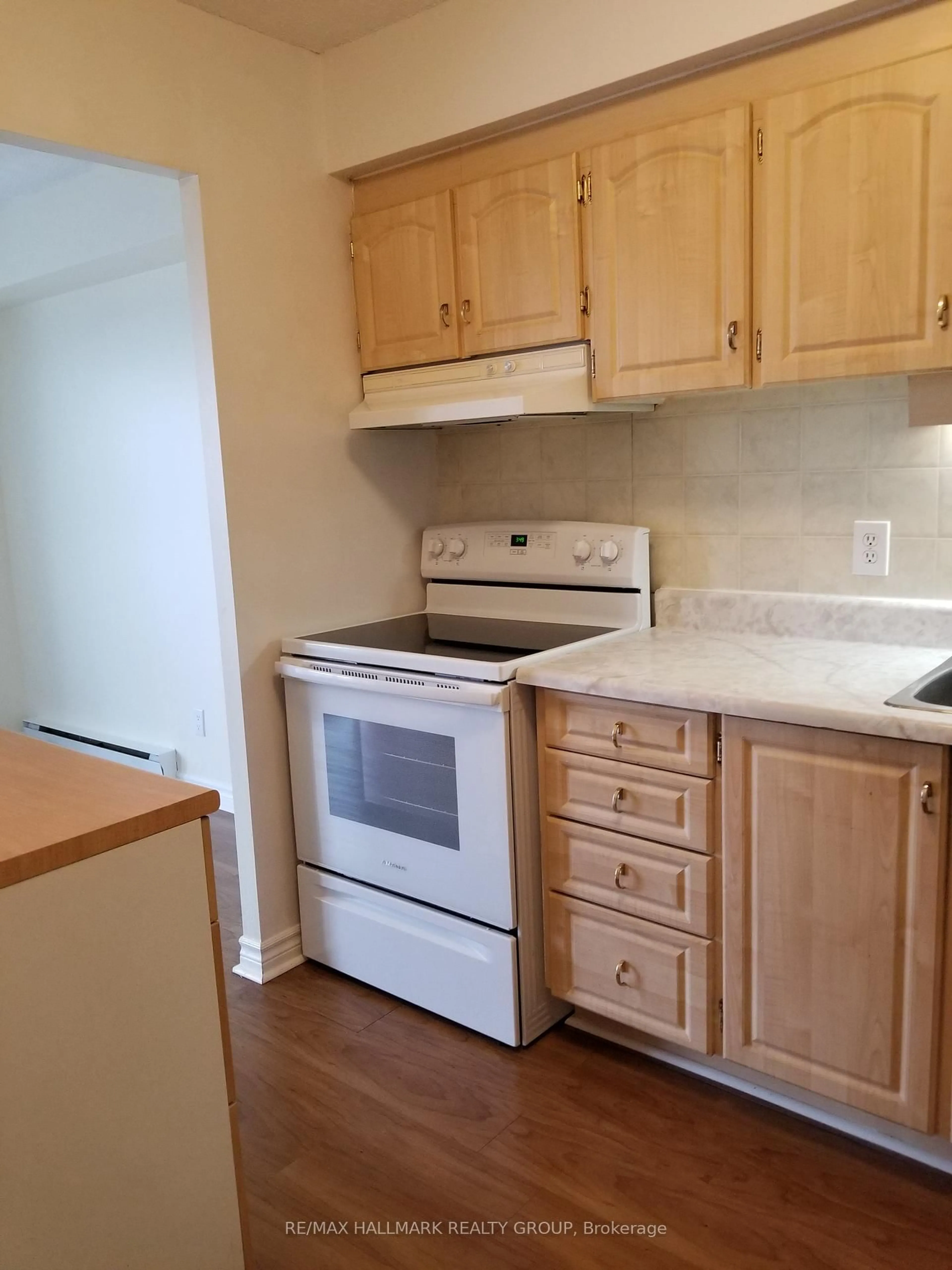 Standard kitchen, wood/laminate floor for 158 C MCARTHUR Ave #1704, Ottawa Ontario K1L 8E7