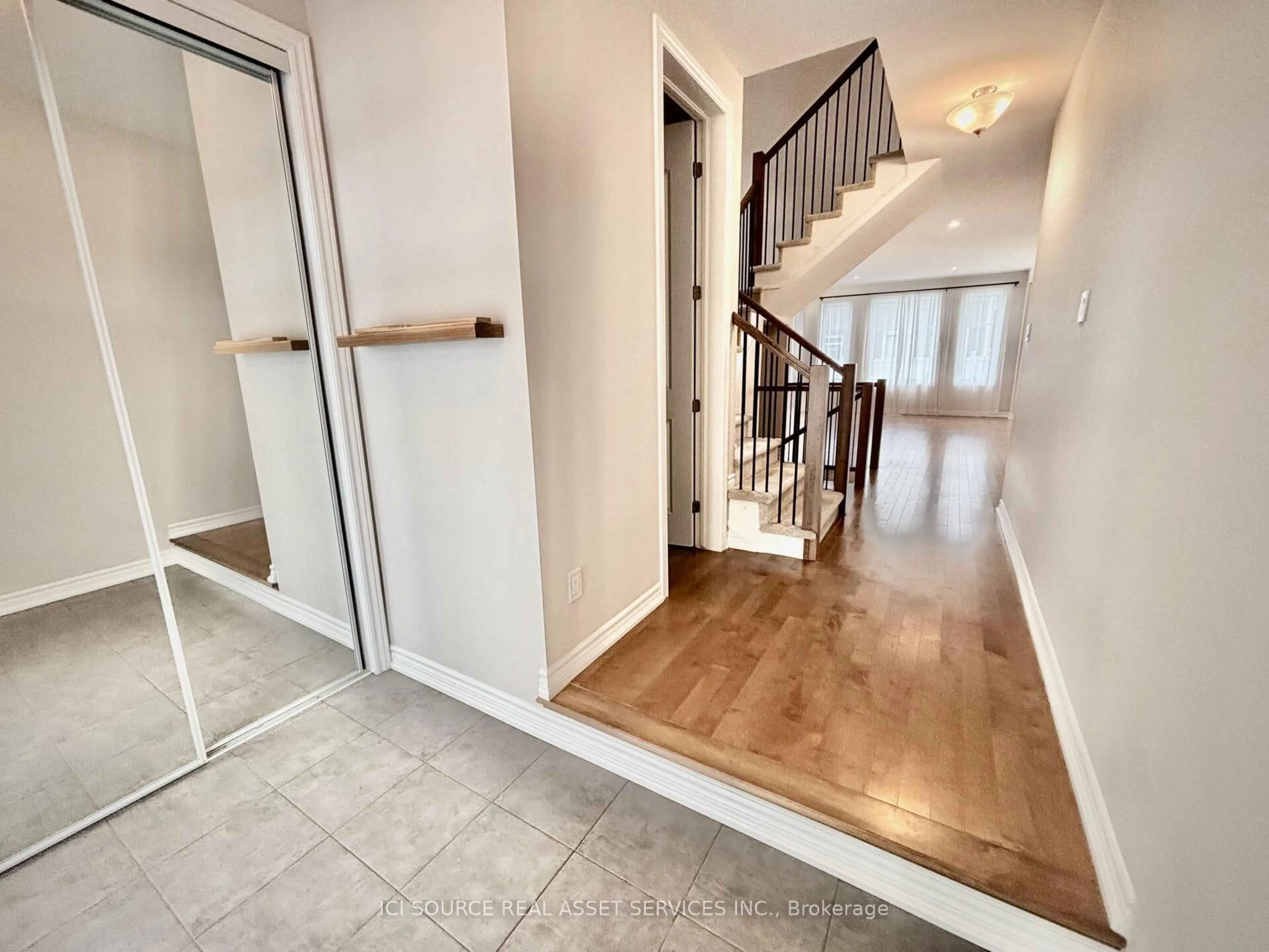 Indoor entryway for 106 Equitation Circ, Richmond Ontario K0A 2Z0