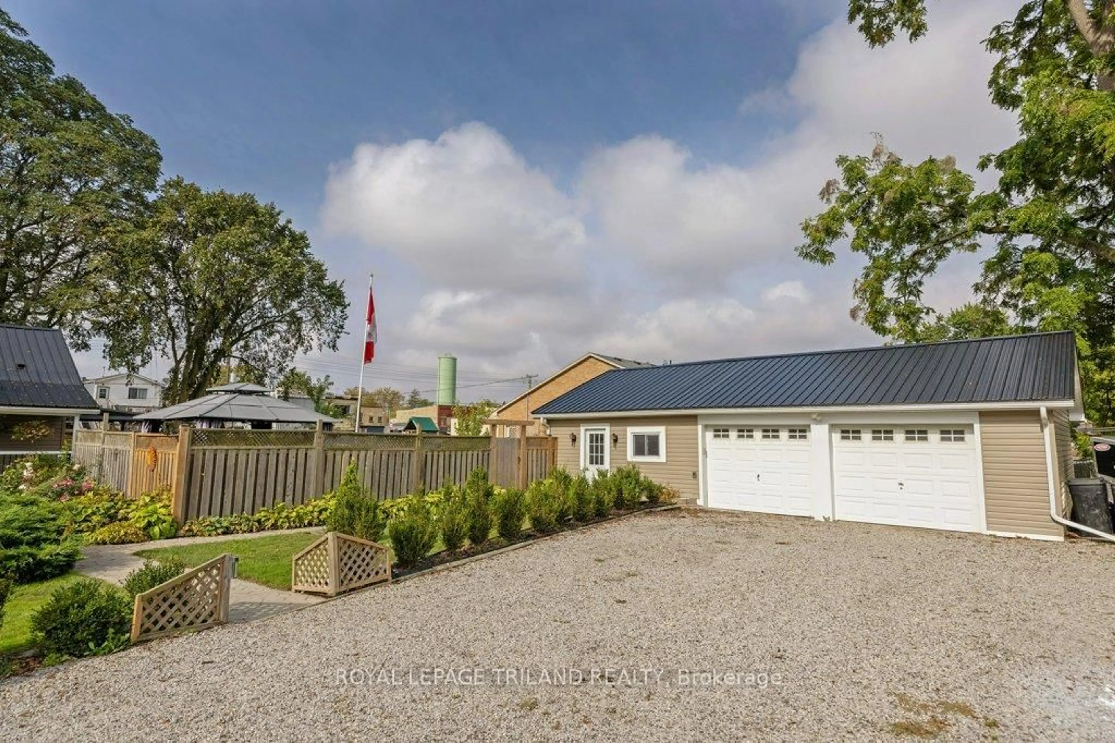 A pic from outside/outdoor area/front of a property/back of a property/a pic from drone, street for 217 Shackleton St, Dutton/Dunwich Ontario N0L 1J0