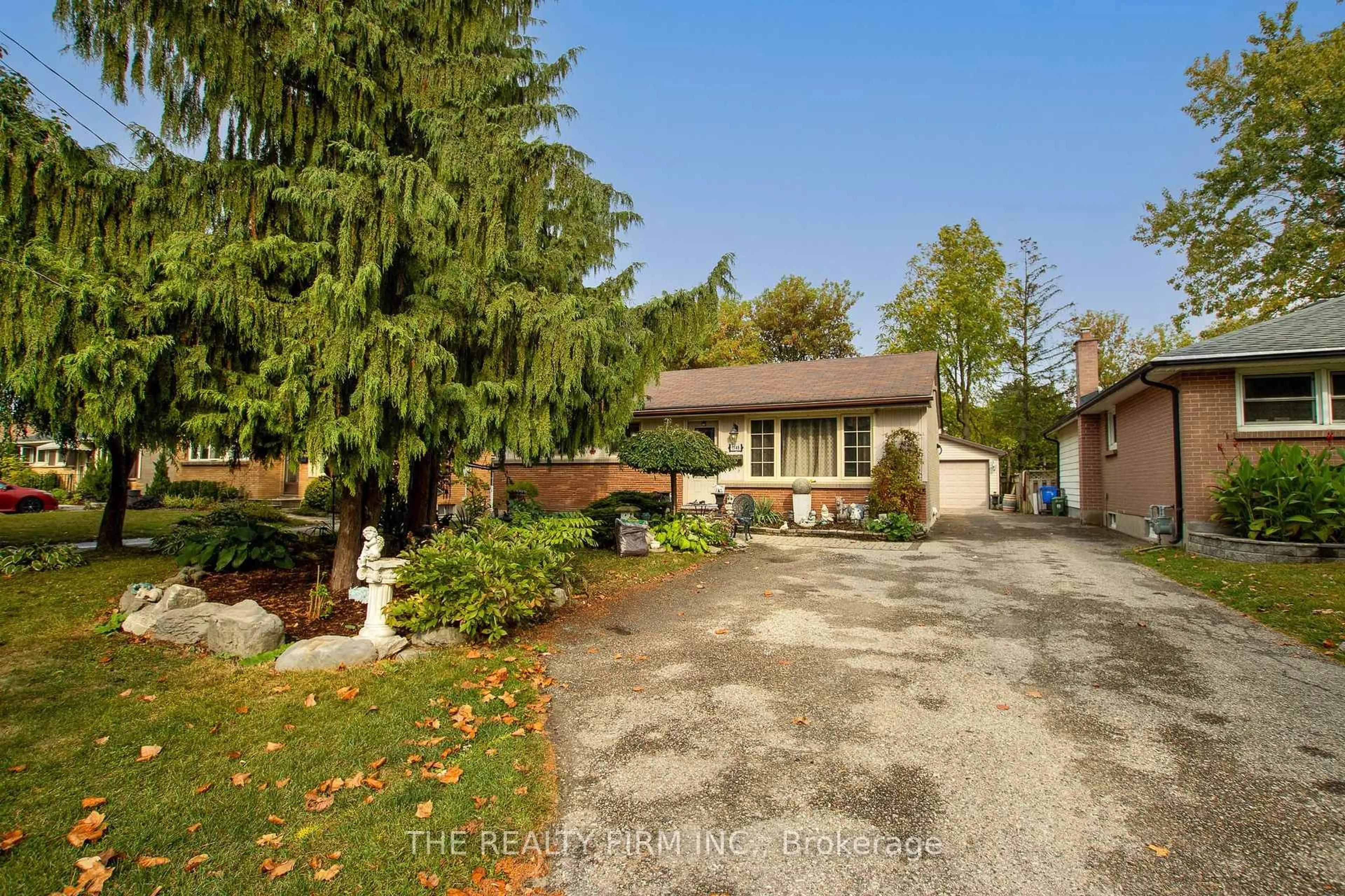 A pic from outside/outdoor area/front of a property/back of a property/a pic from drone, street for 1948 Duluth Cres, London East Ontario N5V 1H7