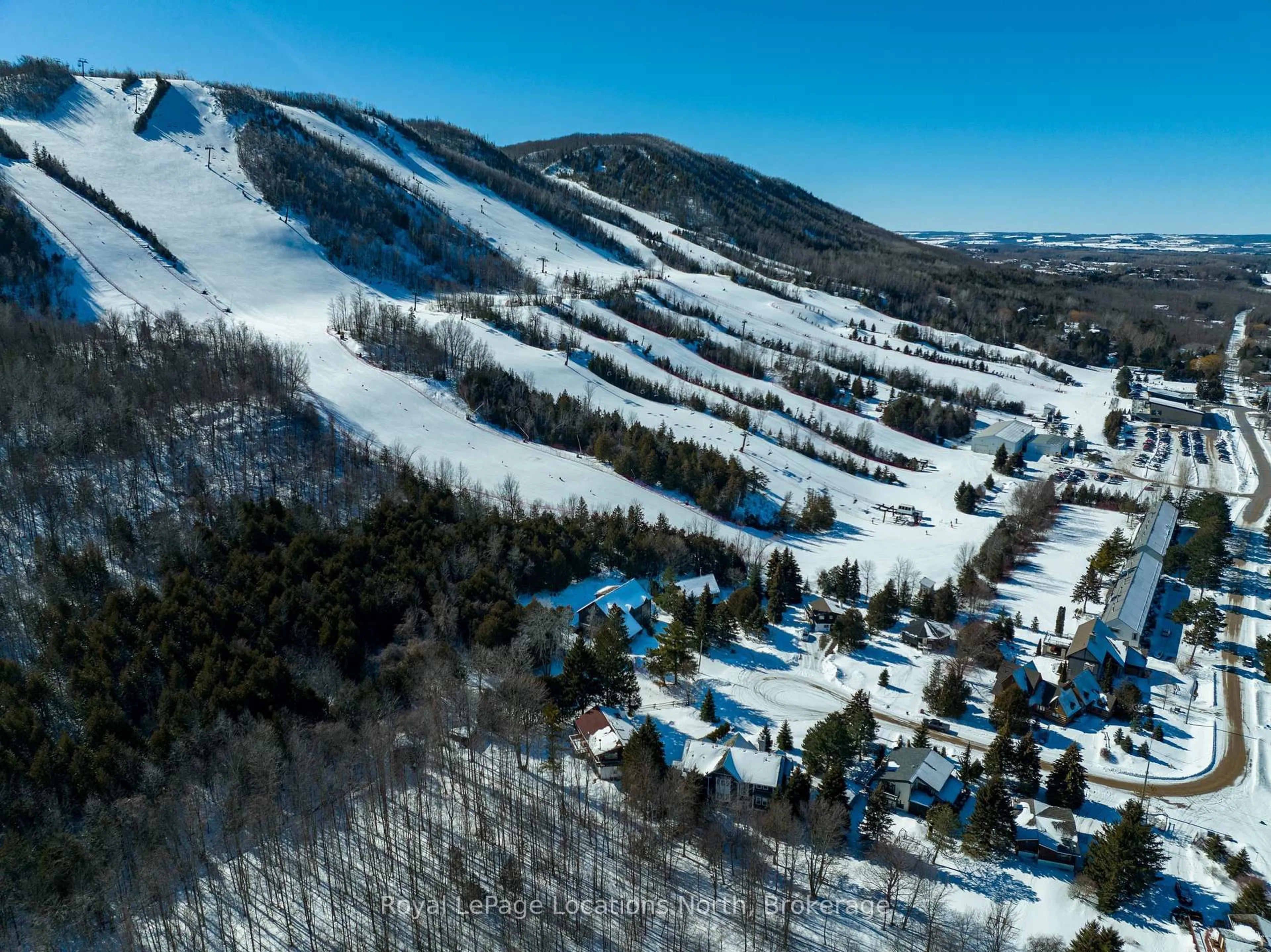 A pic from outside/outdoor area/front of a property/back of a property/a pic from drone, mountain view for 164 Wensley Dr, Blue Mountains Ontario N0H 1J0