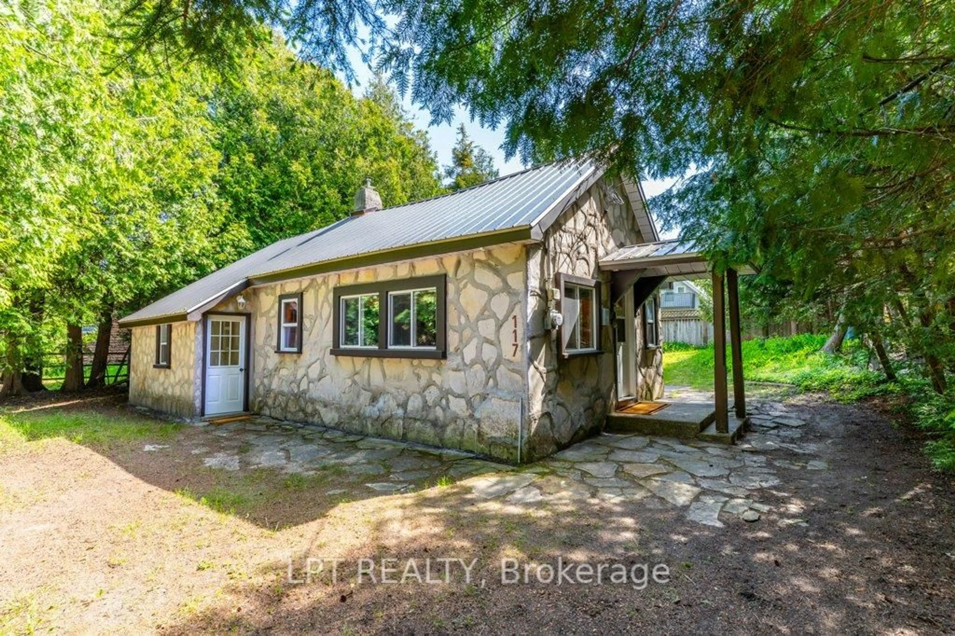 A pic from outside/outdoor area/front of a property/back of a property/a pic from drone, building for 117 Second Ave, South Bruce Peninsula Ontario N0H 2G0